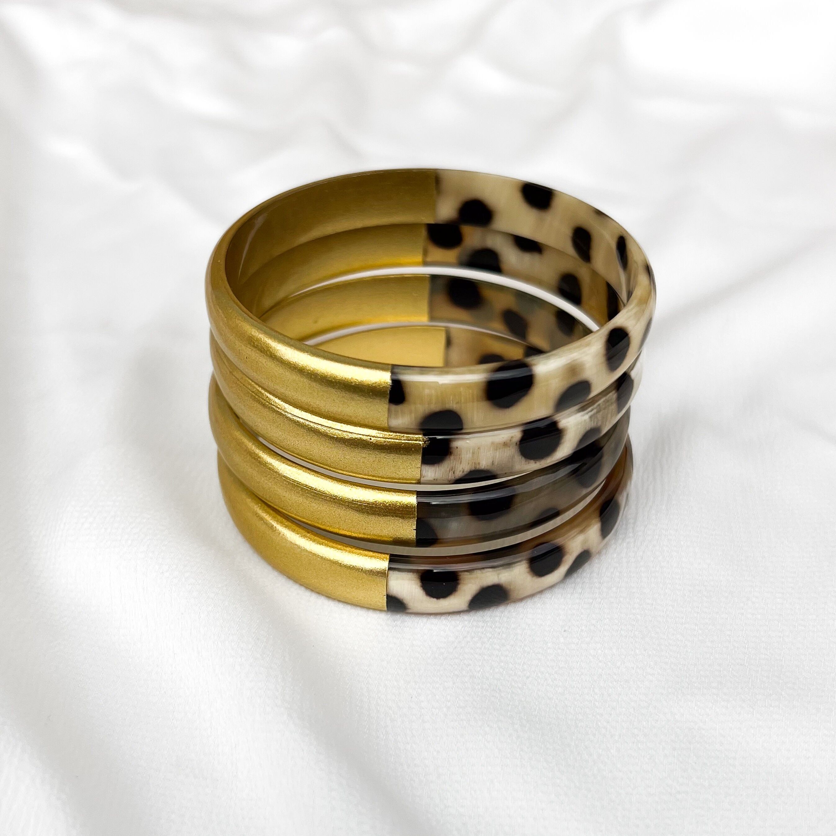 Brazalete ancho en cuerno de búfalo leopardo dorado de 10 mm