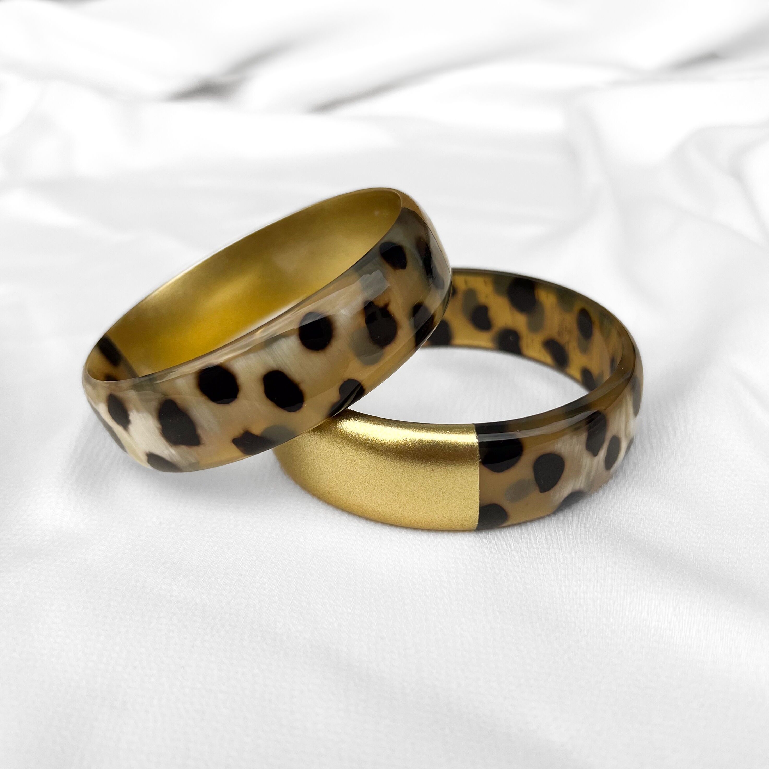 Bracciale in corno di bufalo leopardato dorato da 20 mm