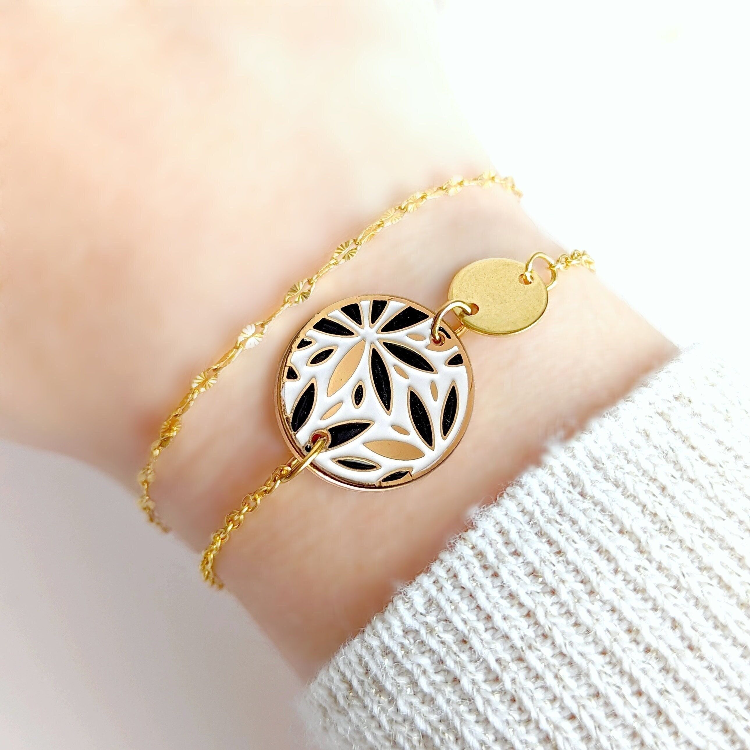 Pulsera de espiga de flores de esmalte negro, blanco y dorado para mujer