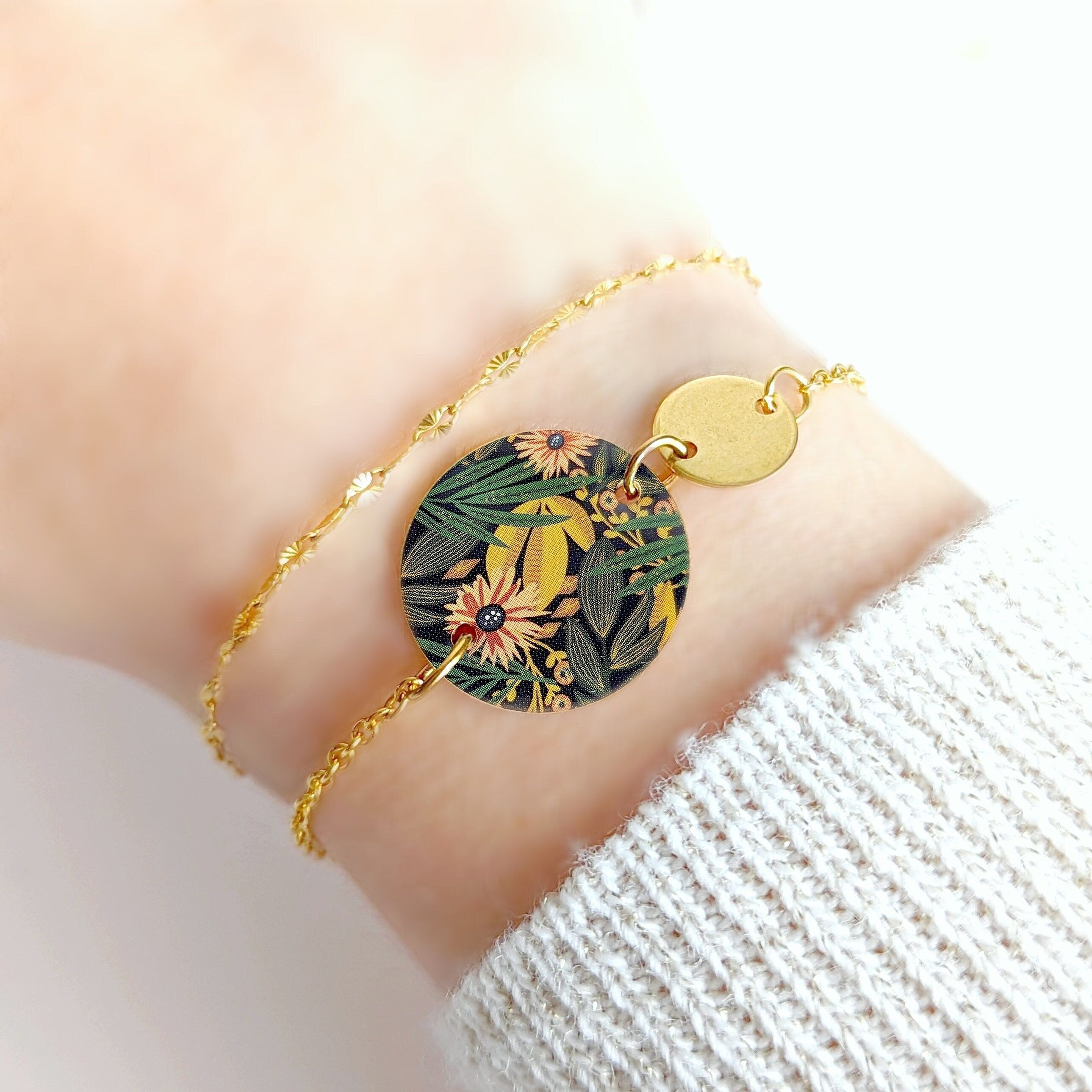 Pulsera chic selvática colorida con flores y hojas tropicales para mujer