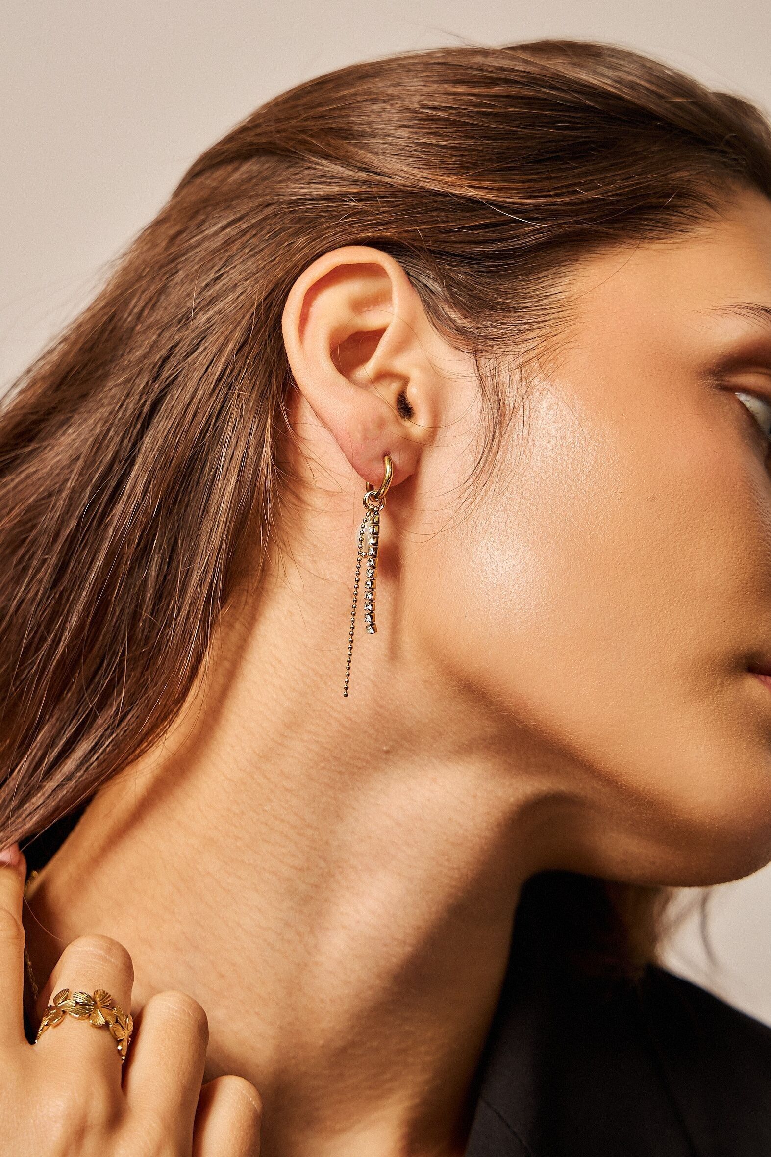 Asymmetrische goldene Ohrringe – Perlen & funkelnder Stern