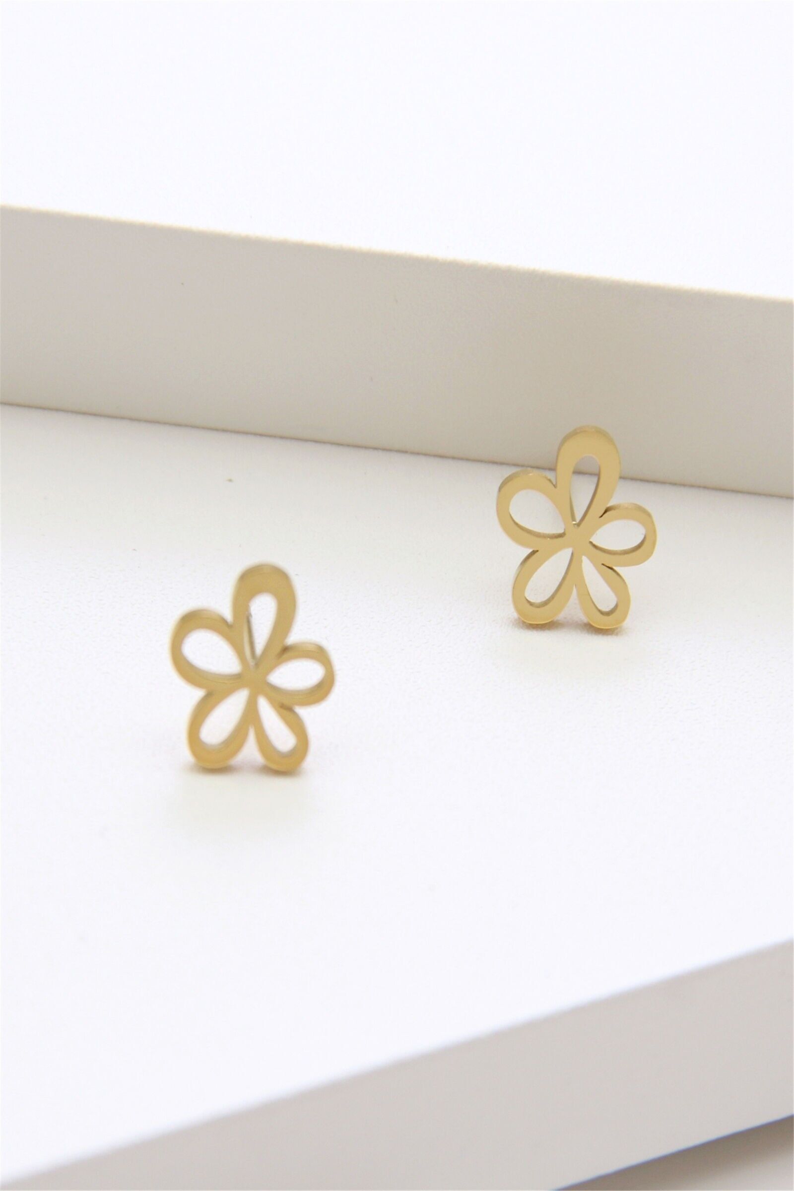 Cut-out Blumen Ohrstecker – Edelstahl vergoldet