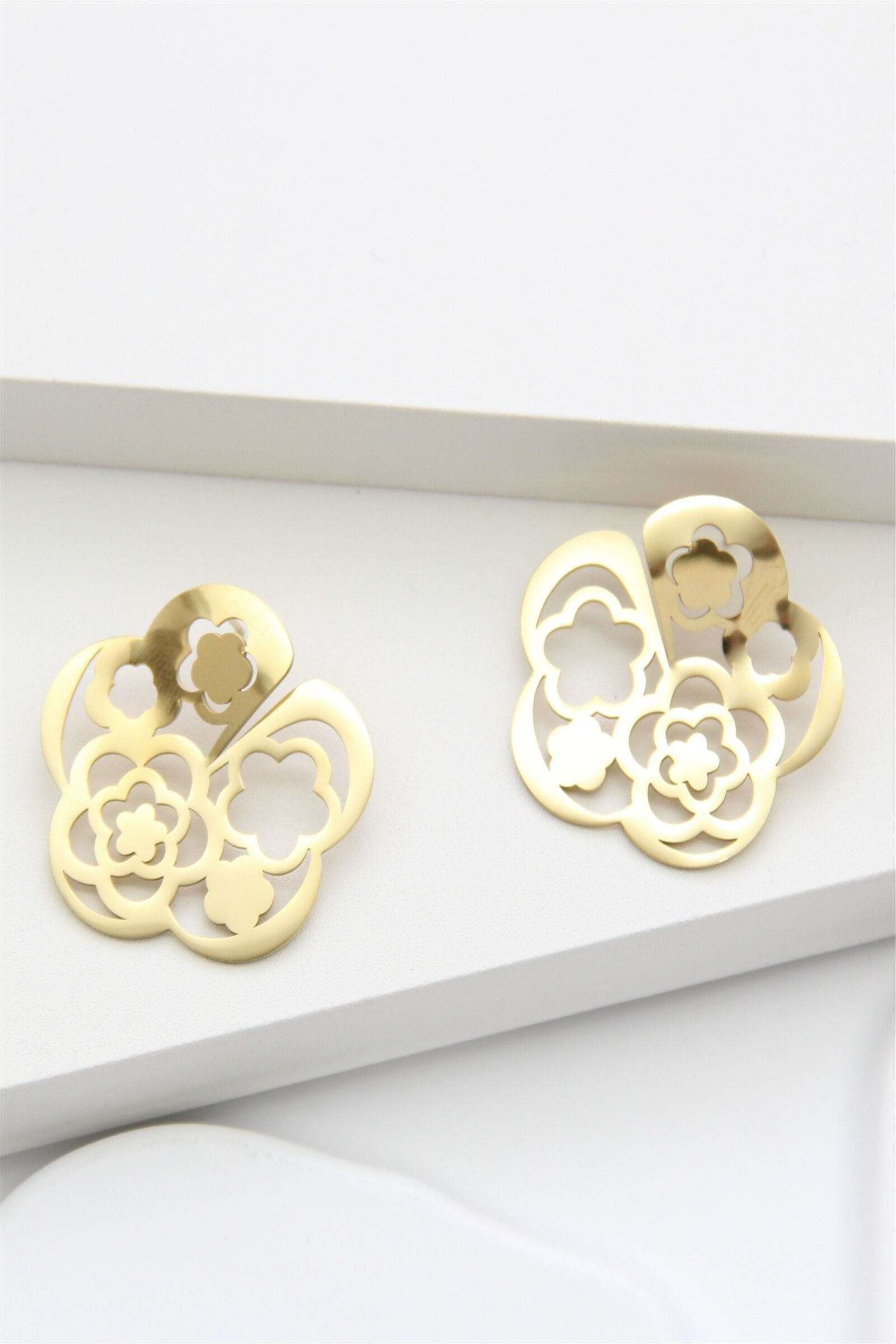 Orecchini a forma di fiore traforato in acciaio inossidabile dorato – Eleganza contemporanea