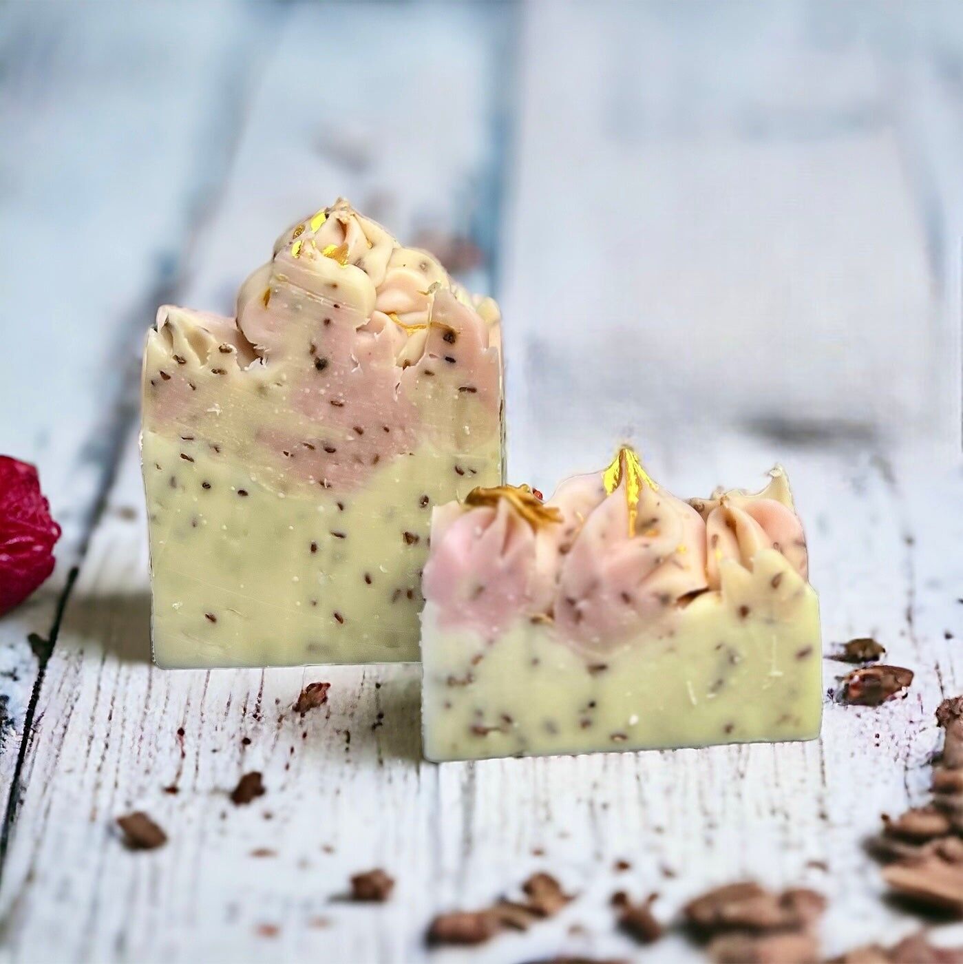 Mezcla de aceites esenciales en barra de jabón con aceite de semilla de frambuesa, incienso, flor de naranja y neroli.