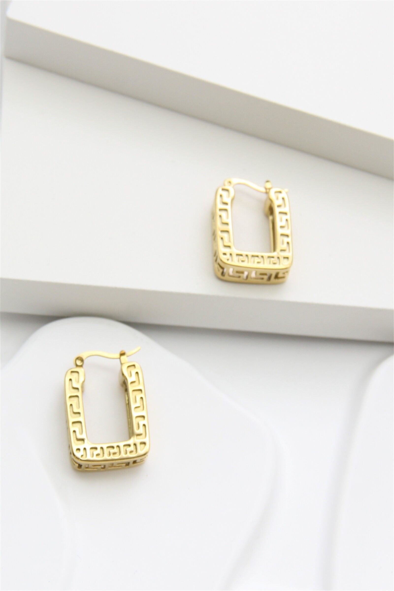 Durchbrochene quadratische Creolen aus goldenem Edelstahl – grafischer und moderner Stil
