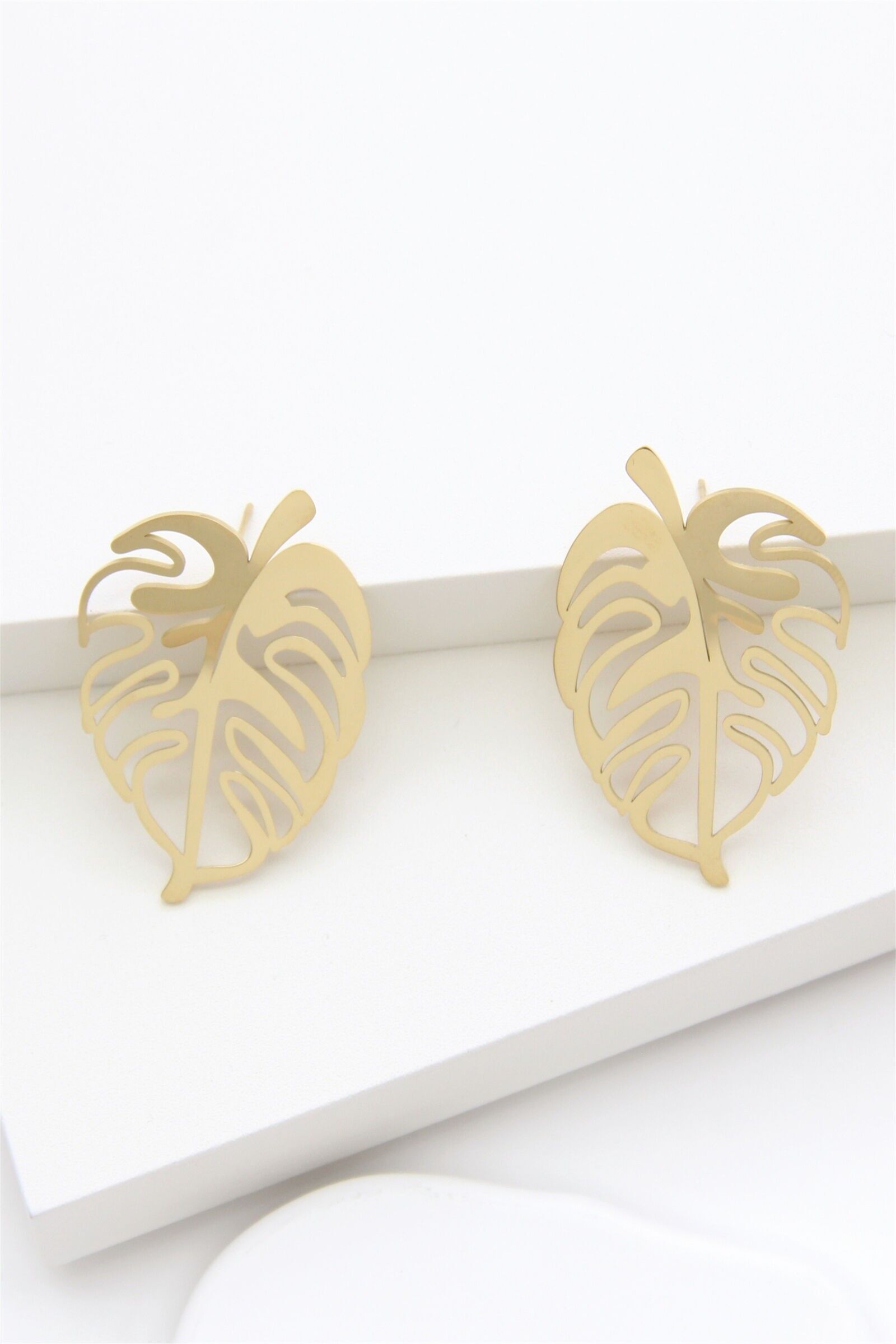 Goldfarbene Monstera-Blatt-Ohrringe aus Edelstahl – Tropical Chic Spirit