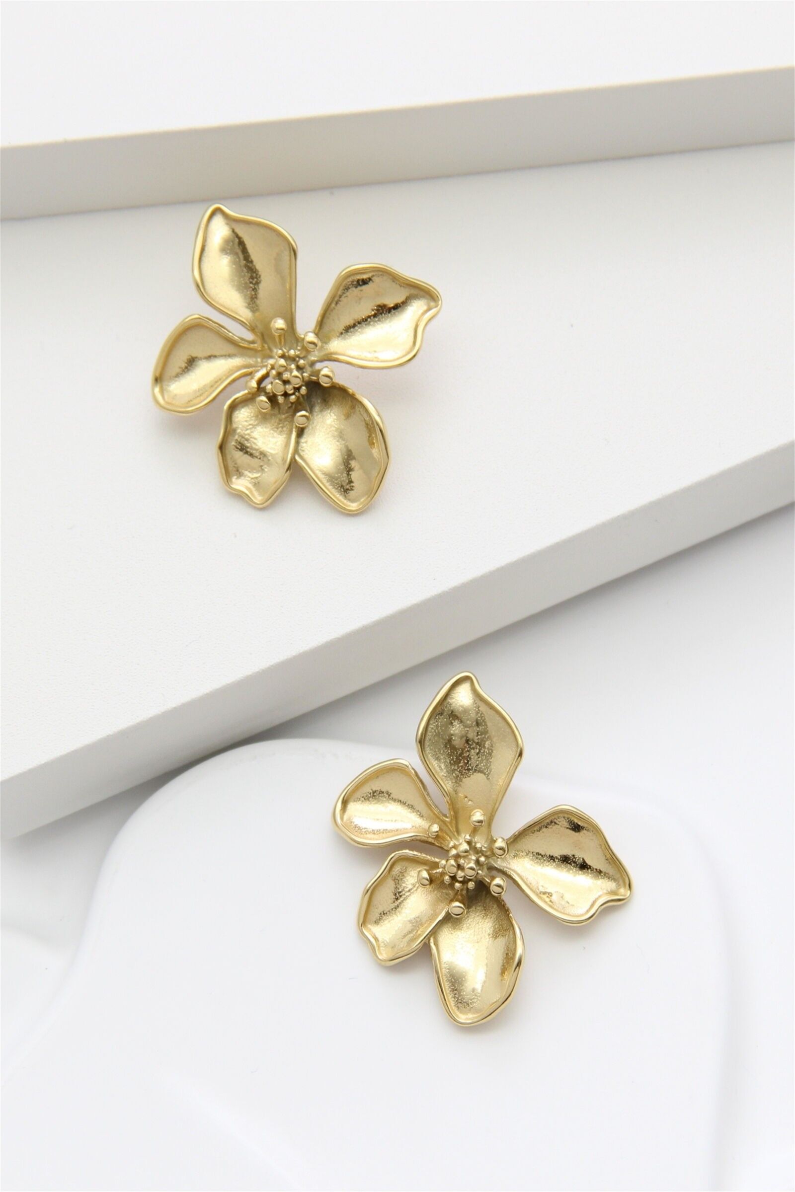 Goldene Blumenohrringe aus Edelstahl – Florale und feminine Eleganz