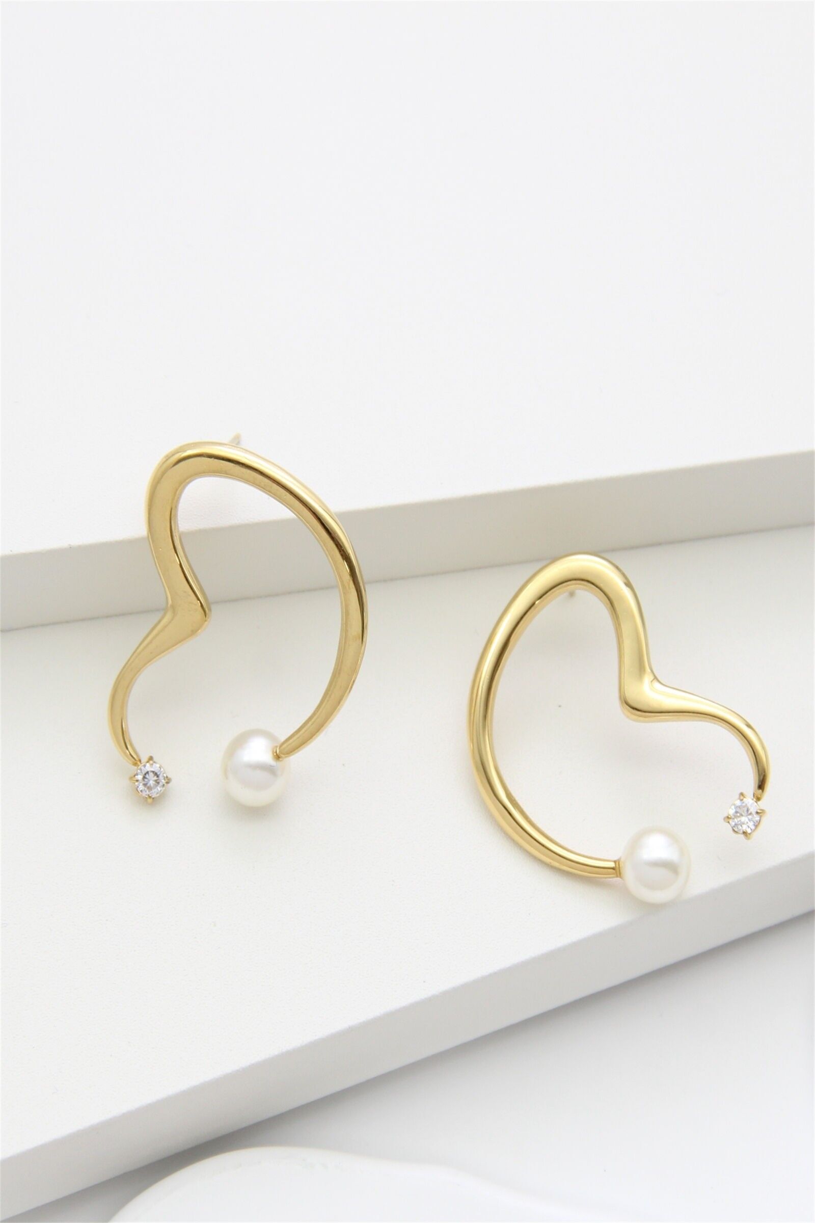 Goldene Herzohrringe mit Perle und Zirkon – Moderne Raffinesse