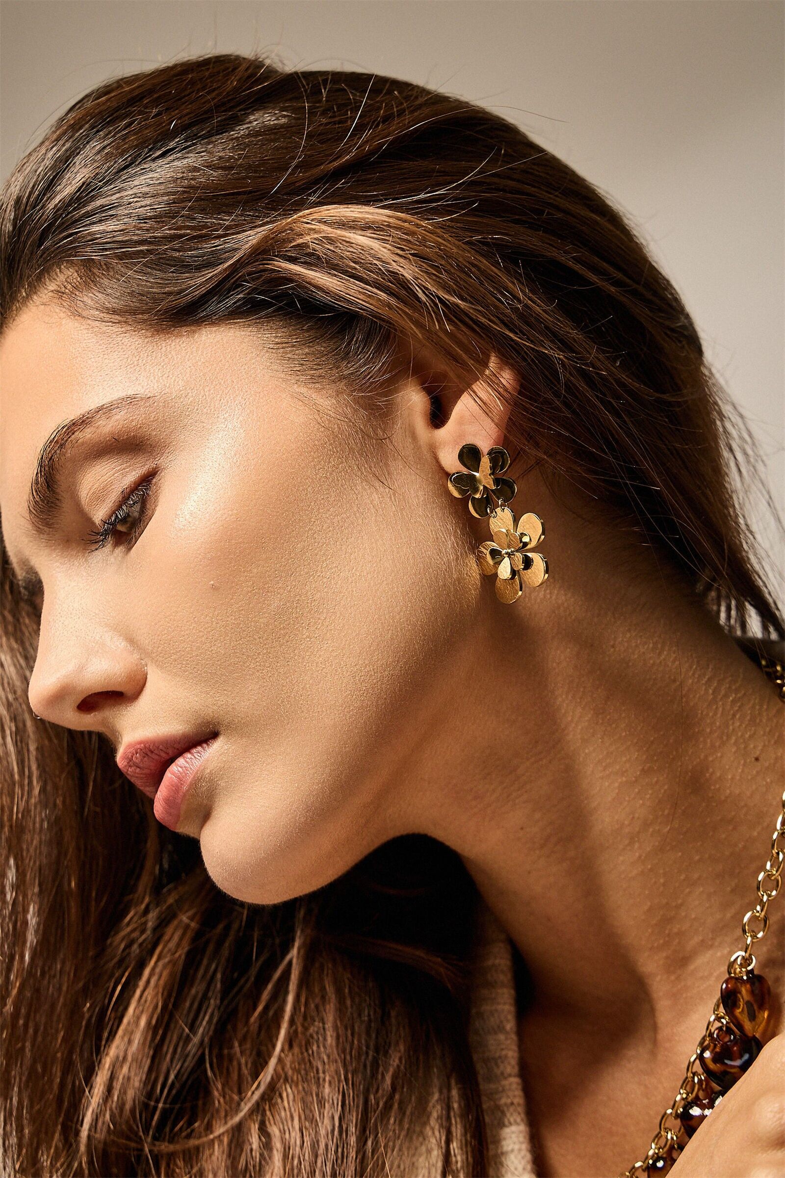 Goldene Blütenohrringe mit Blättern – Florale Eleganz in Edelstahl