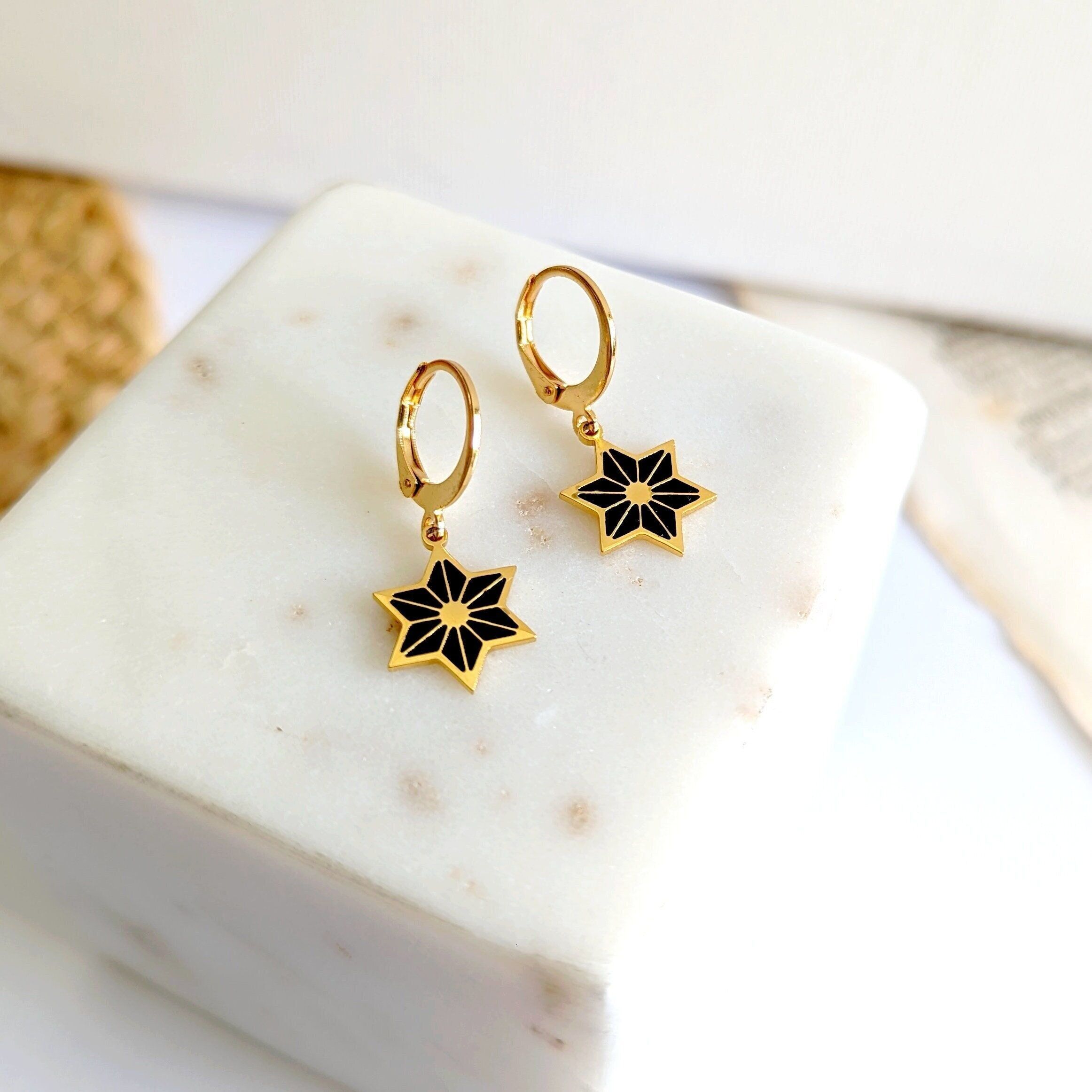 Boucles d'oreilles mini créoles minimalistes avec système d'attache dormeuses et pendentifs étoiles japonaises noir et or pour femme