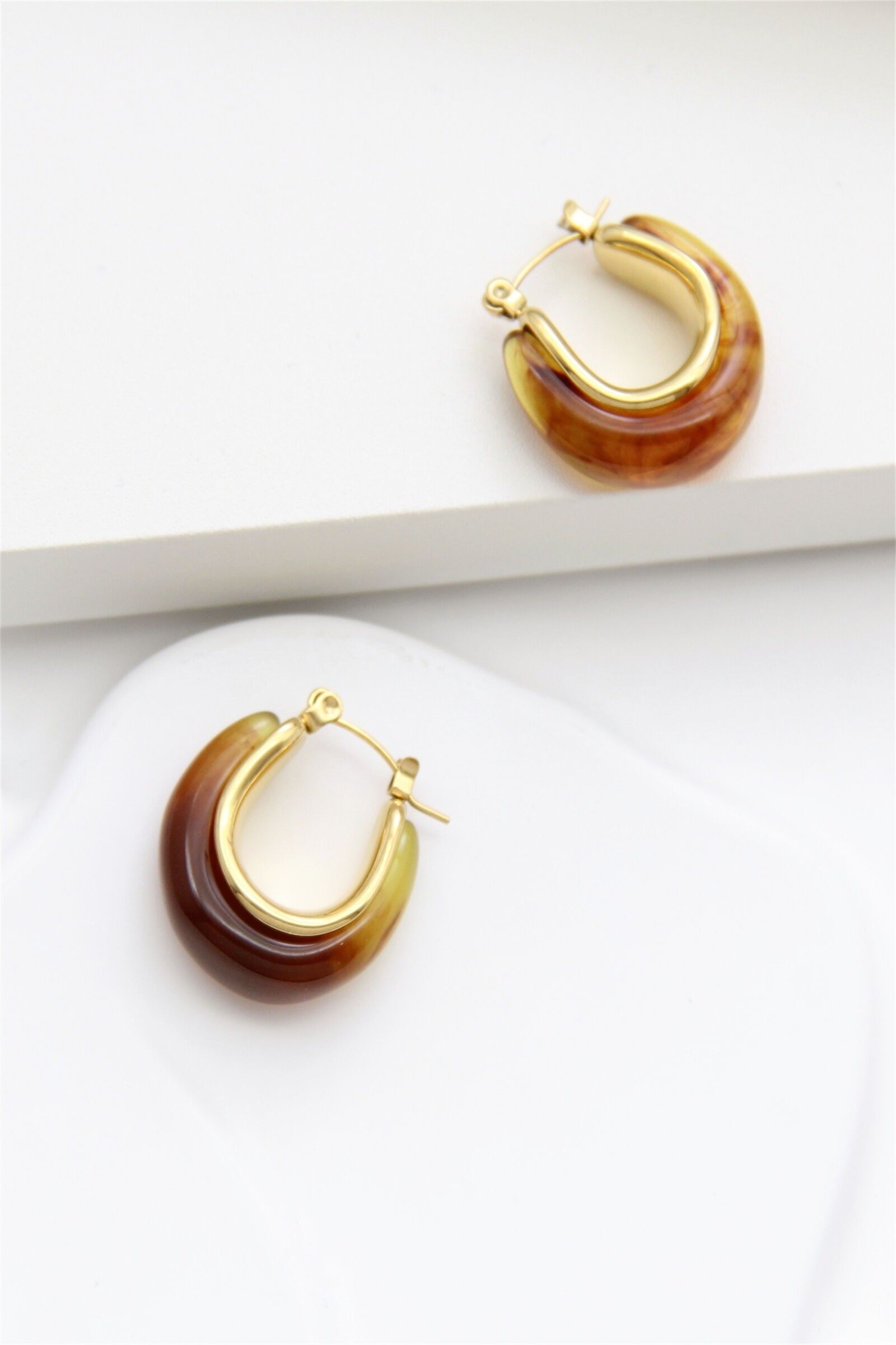 Creolen aus Harz und Edelstahl – Farbenfrohe und moderne Eleganz