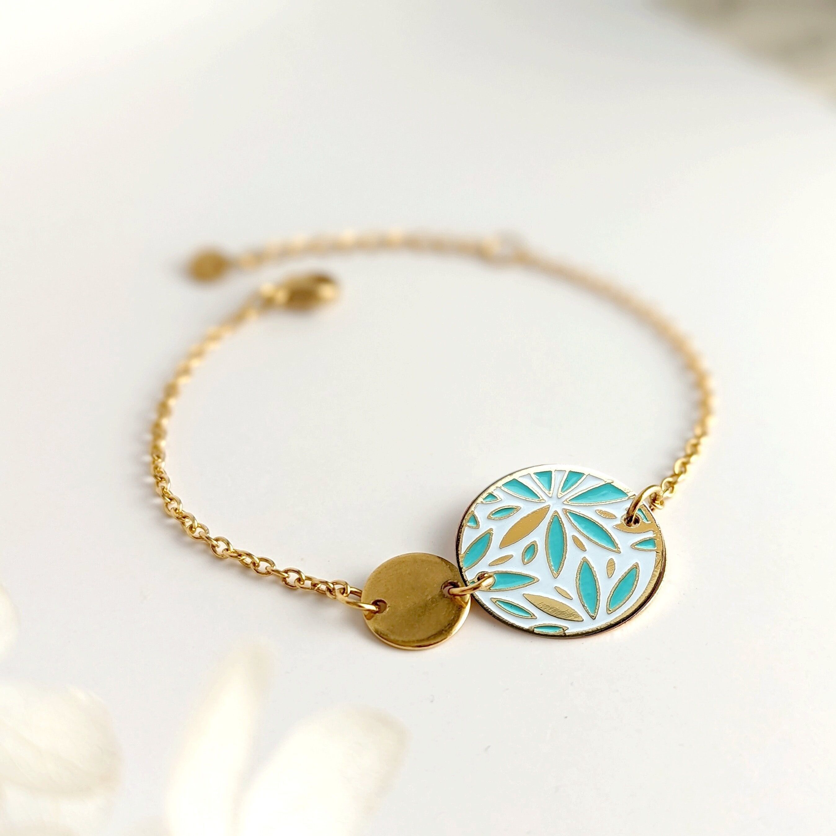 Pulsera de flores blancas y verde agua para mujer