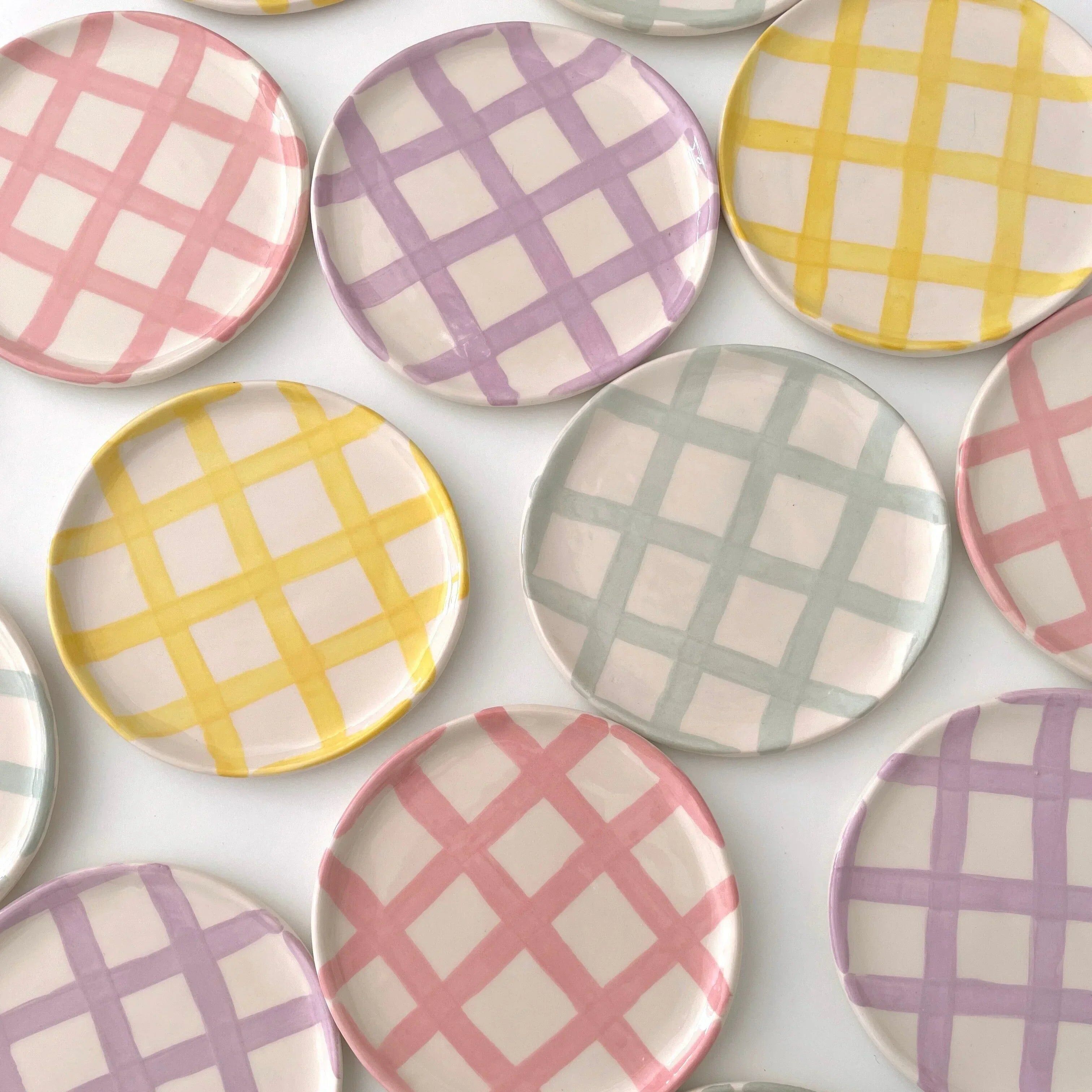 Piatto in ceramica fatto a mano VII con motivo a quadretti pastello