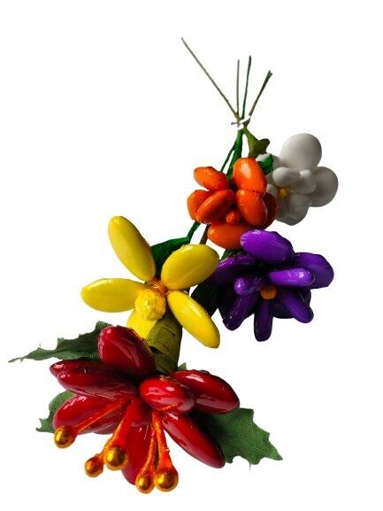 Ramo navideño colorido en grageas de chocolate