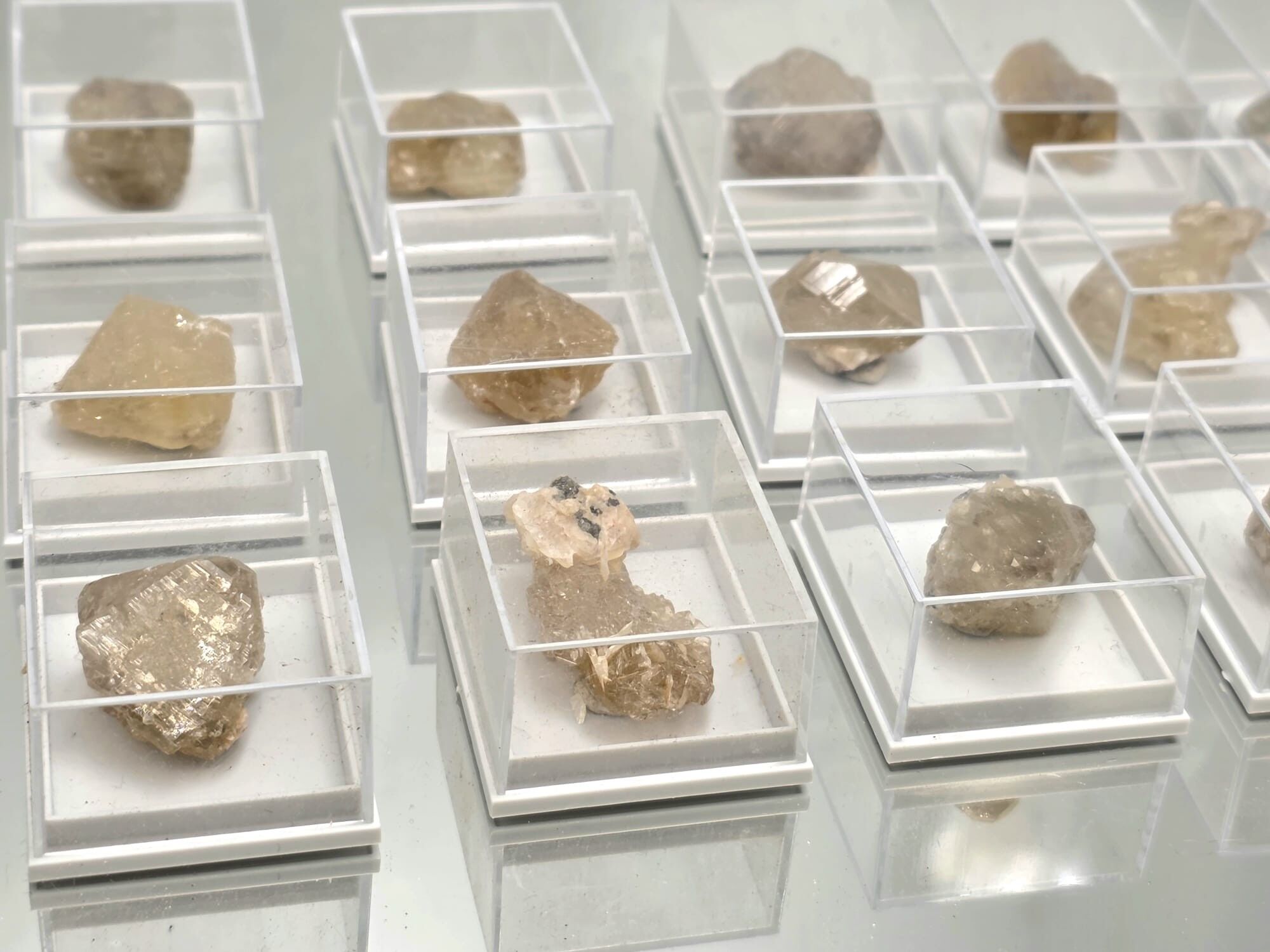 Cristallo di cerussite in vetrina