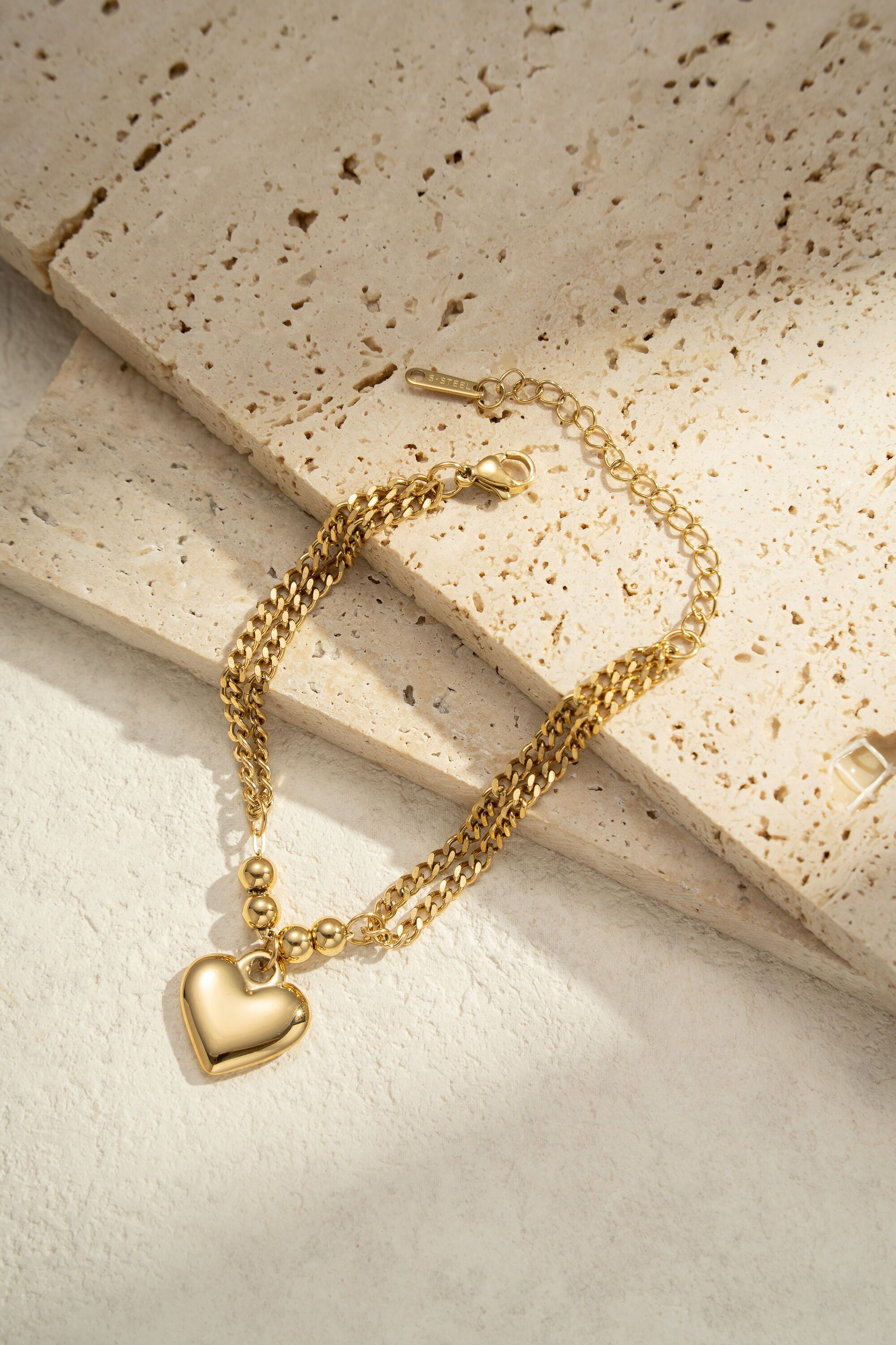 Pulsera elegante de corazón con eslabones estilizados en acero inoxidable