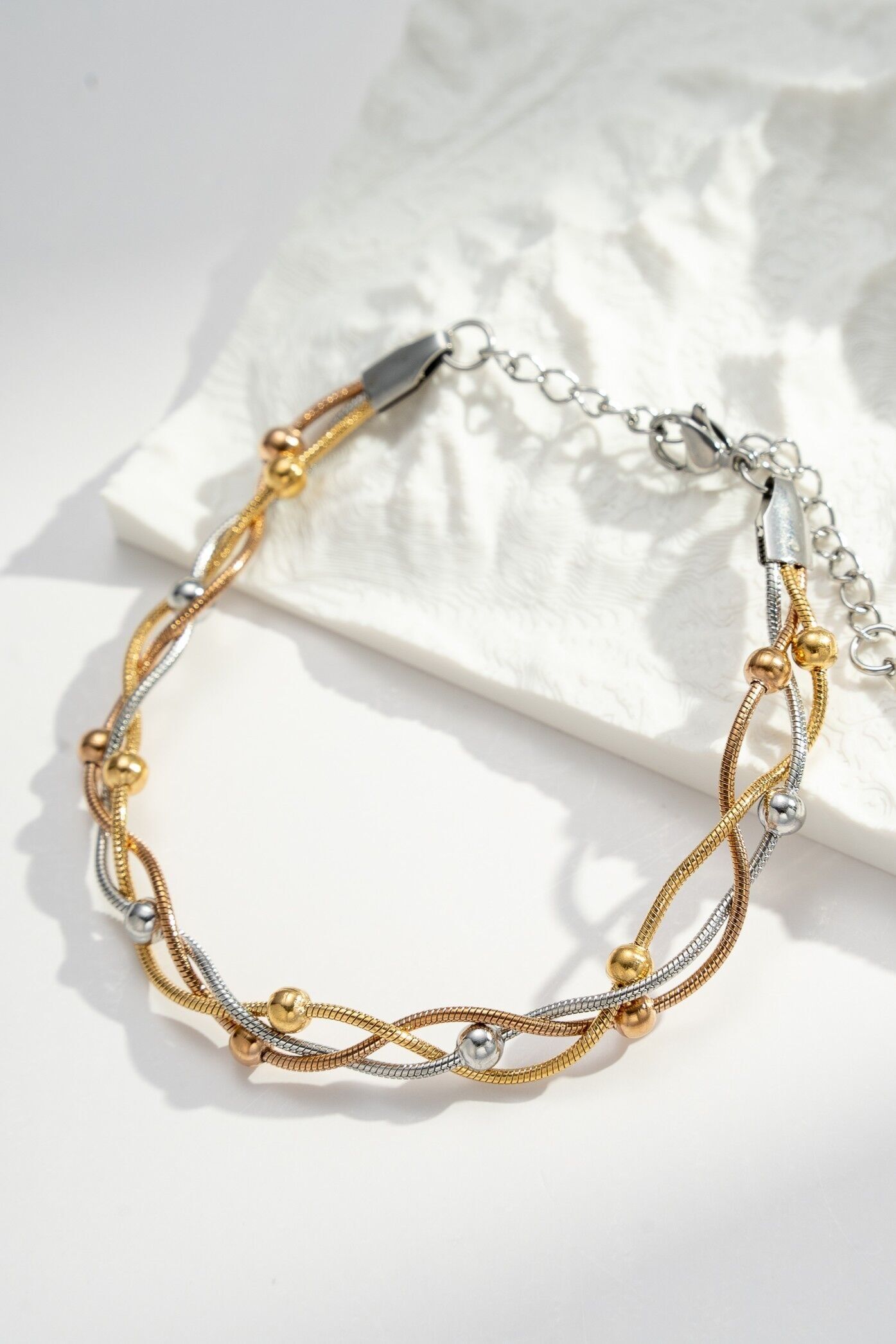 Pulsera de acero inoxidable con cuentas metálicas entrelazadas