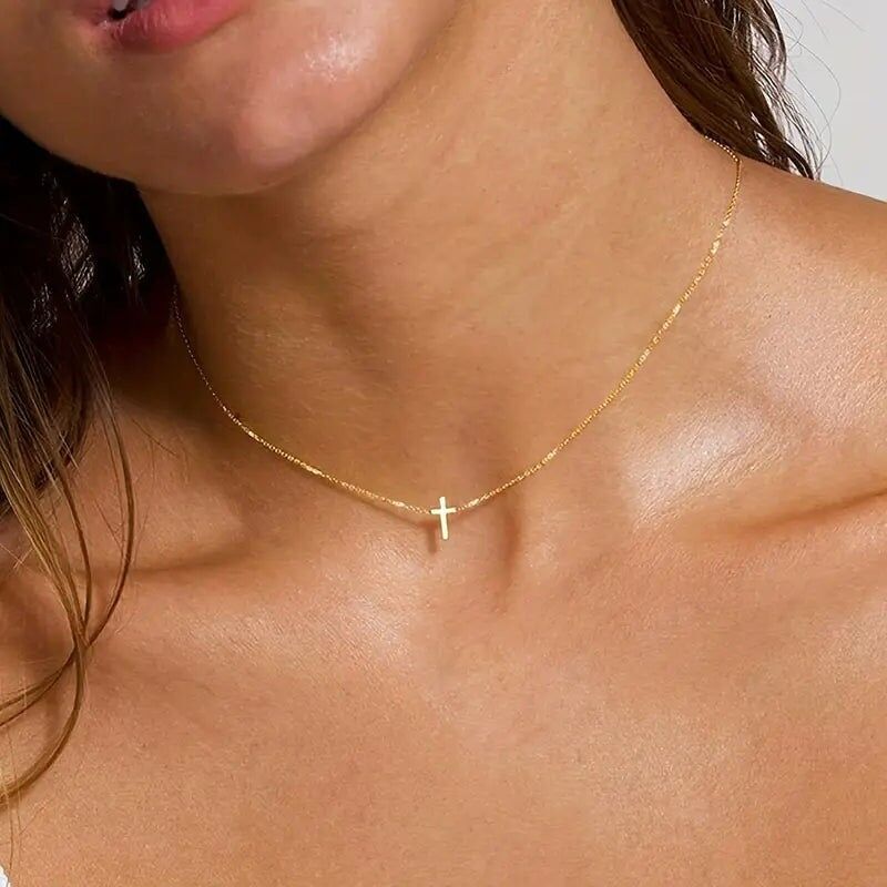 Halskette mit goldenem Kreuzanhänger