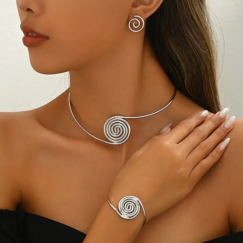 Set di gioielli geometrici: orecchini cavi, bracciale, collana