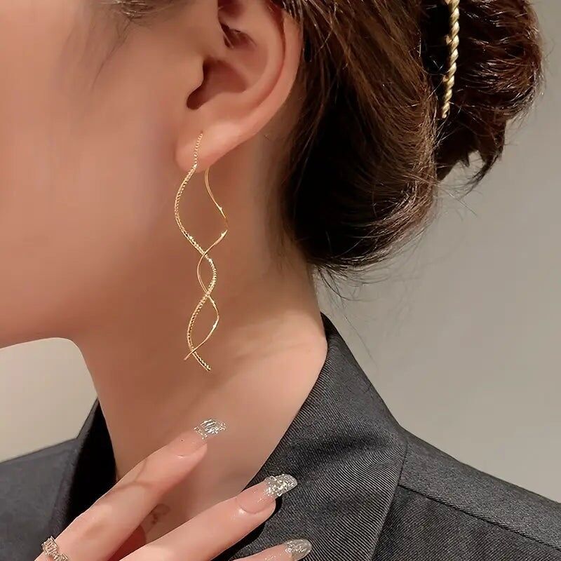 Orecchini lunghi con nappe e pendenti ondulati davanti e dietro