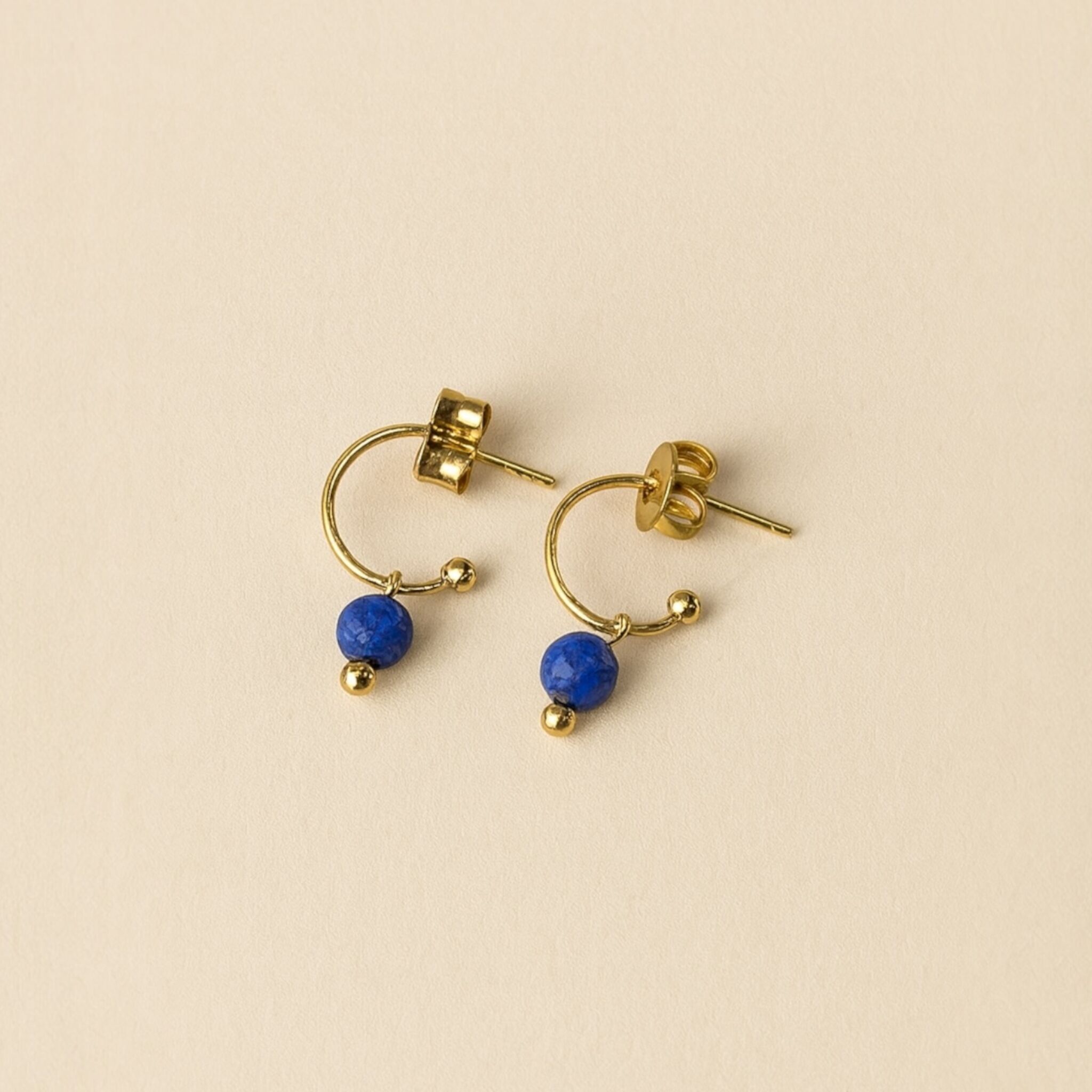 Piccoli orecchini a cerchio in oro con disco di perle sfaccettate – Amazzonite, Madreperla, Lapislazzuli o Rodonite