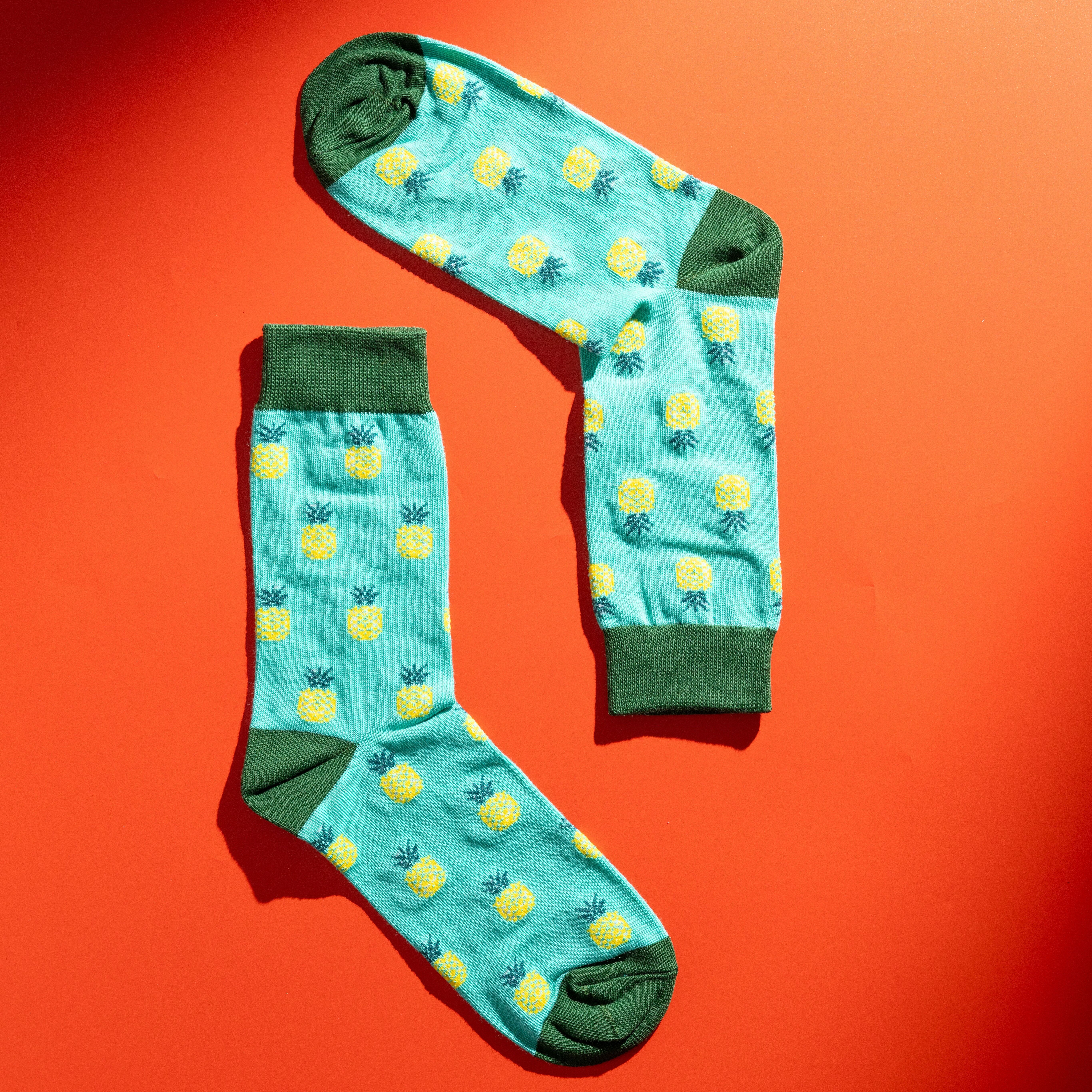 Chaussettes de luxe colorées à motif ananas pour hommes | Coton égyptien de qualité supérieure | Motif vert et jaune | Cadeau pour lui | Taille homme 6.5-11 | Chaussettes fantaisie à motifs de fruits