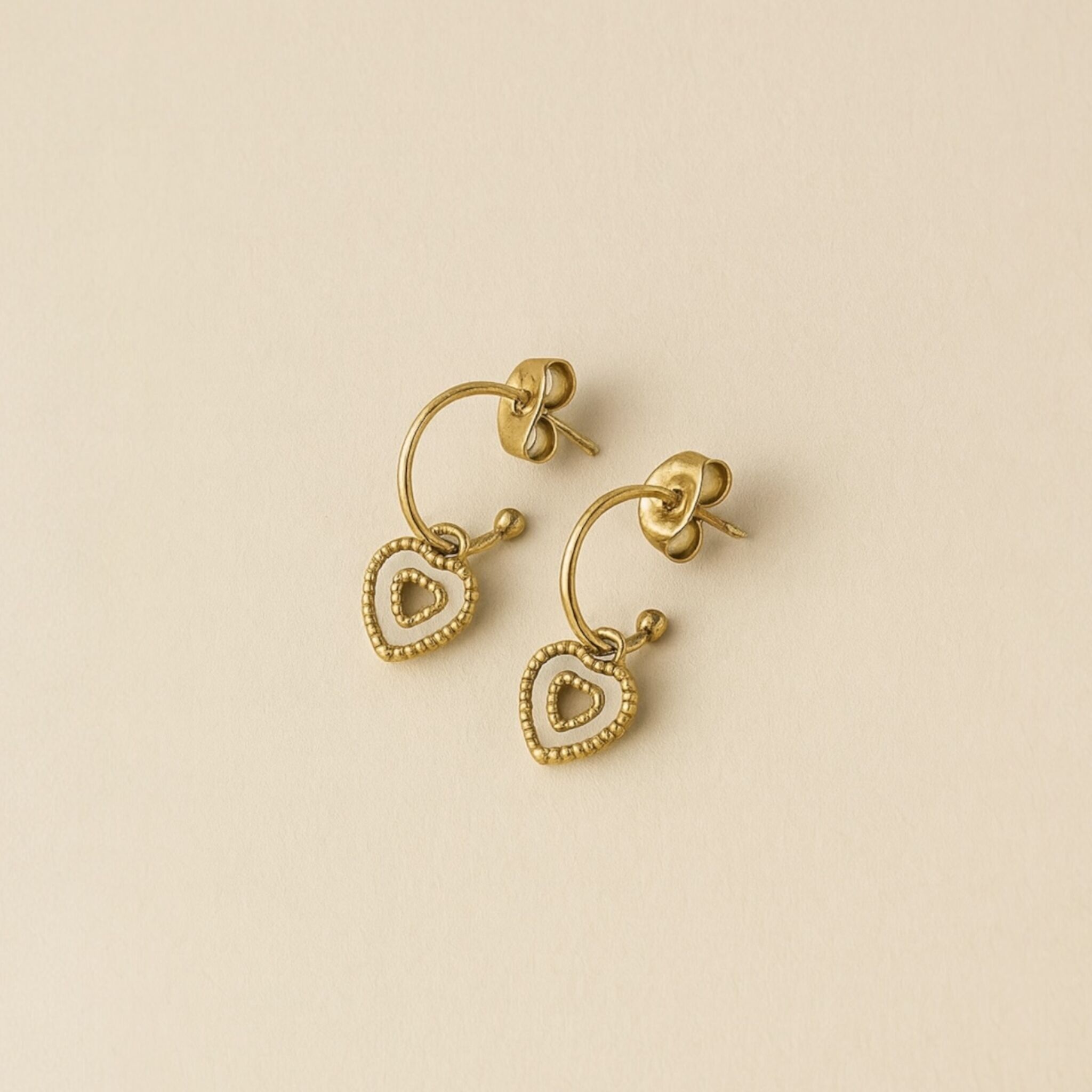Orecchini a cerchio a forma di cuore in oro e madreperla
