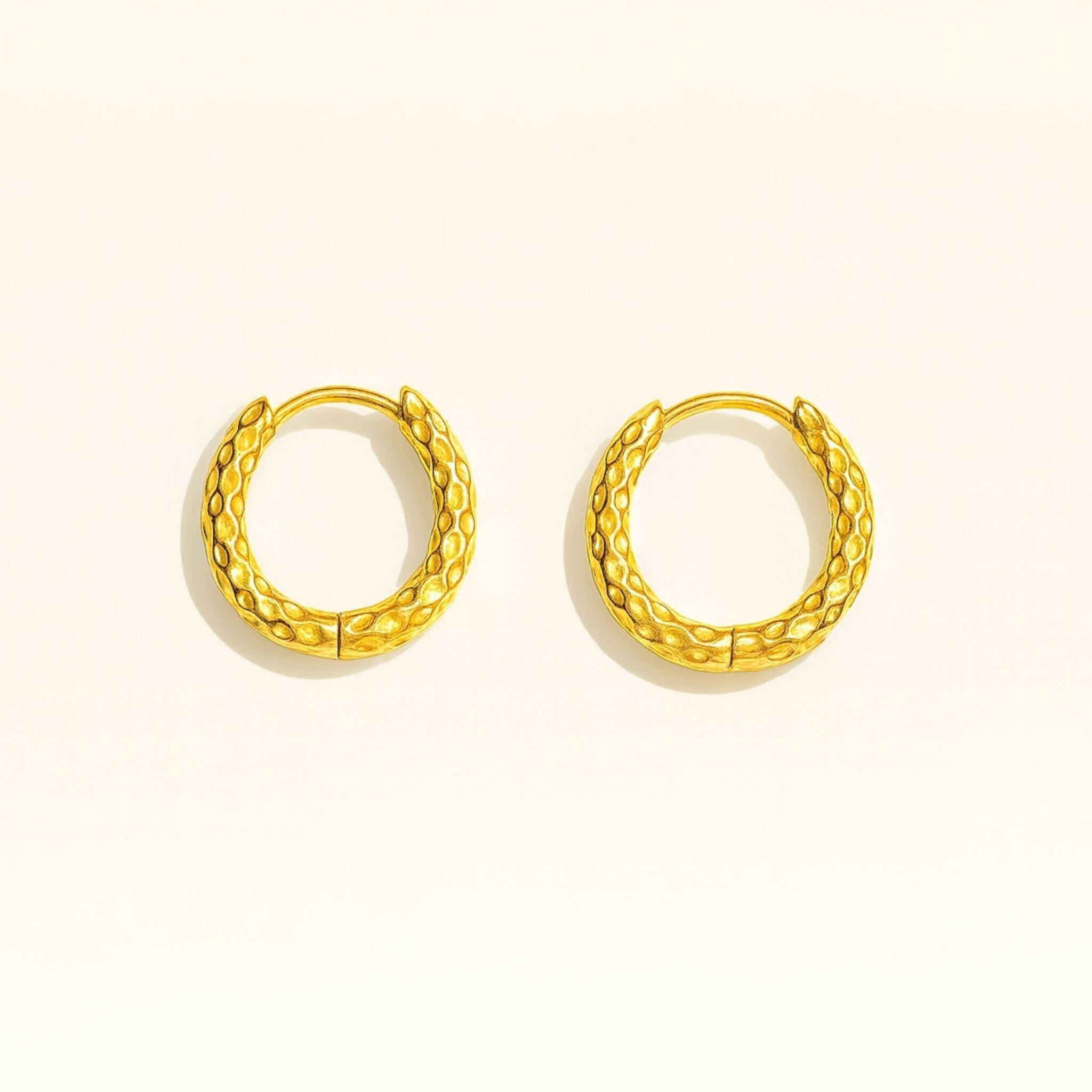 Orecchini a cerchio in acciaio inossidabile cesellato - argento o oro
