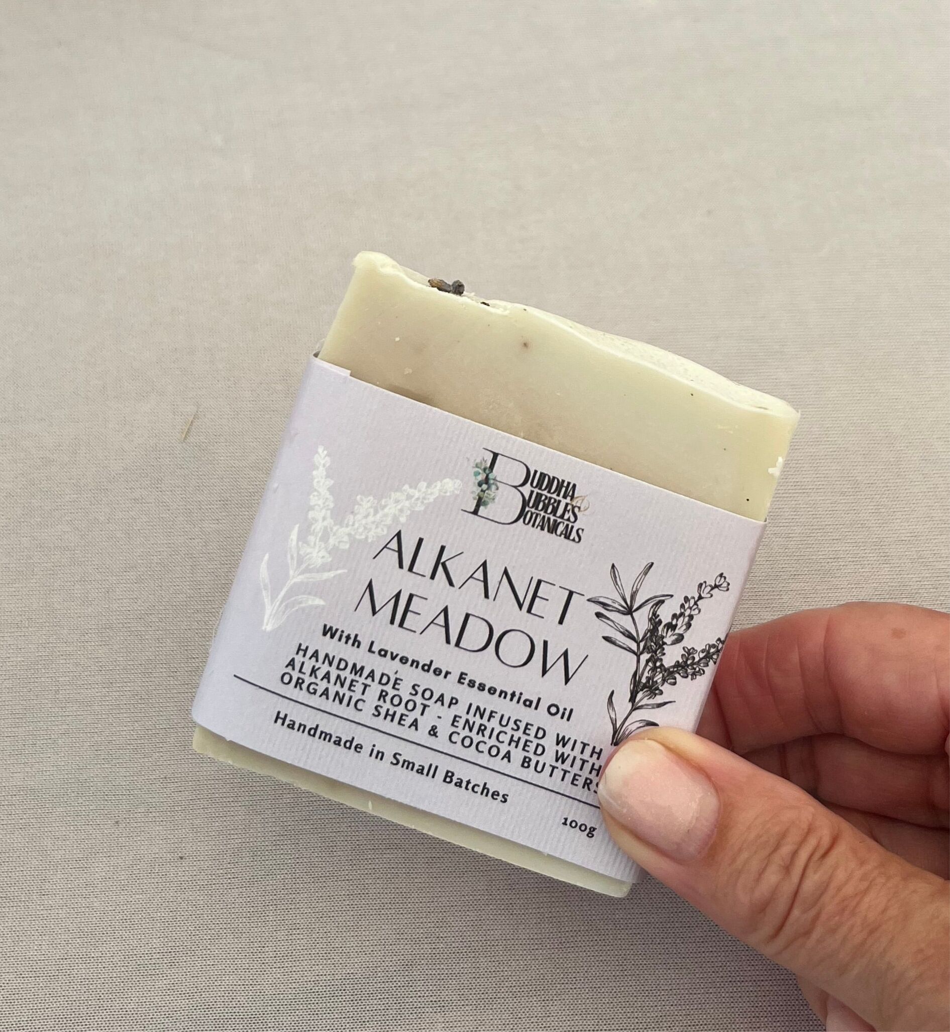 Barra de jabón infundida con Alkanet y aceite esencial de lavanda