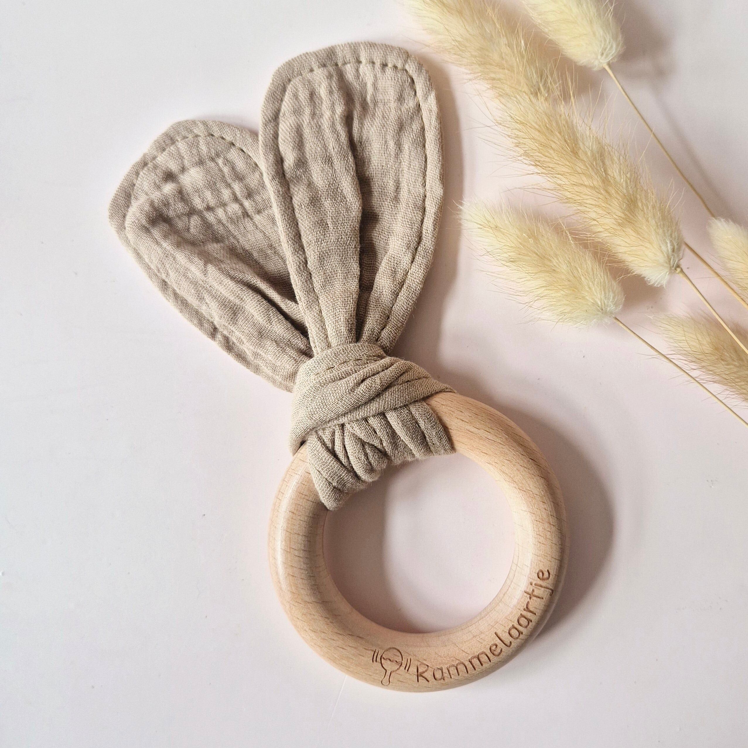 Anello da dentizione in legno con morbide orecchie di coniglio 15 cm - Talpa