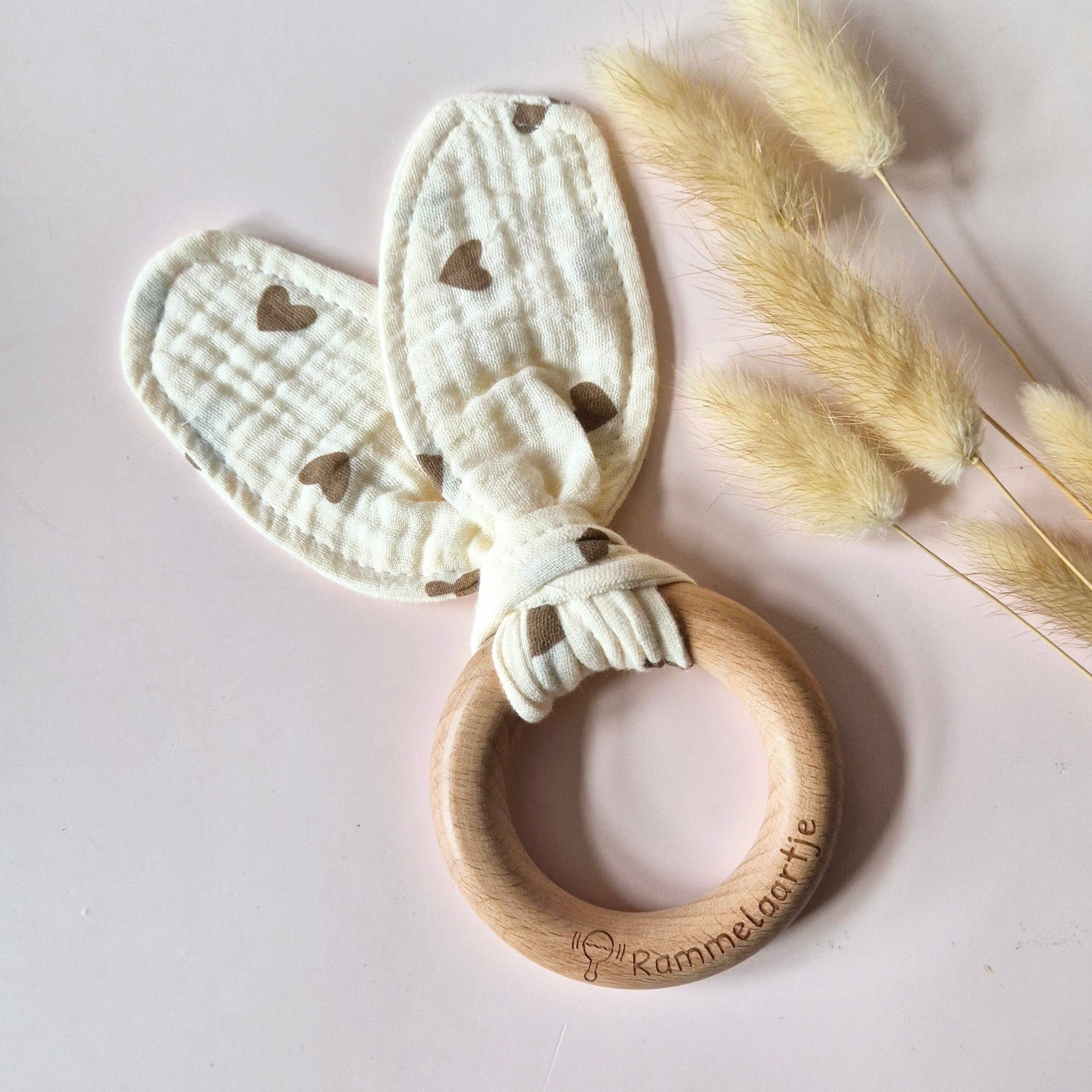 Anello da dentizione in legno con morbide orecchie di coniglio 15cm - Cuori