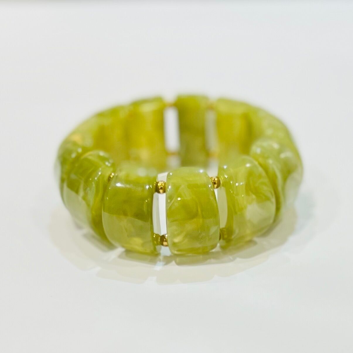 Bracciale in acciaio e resina con perle curve in uno stile grafico chic