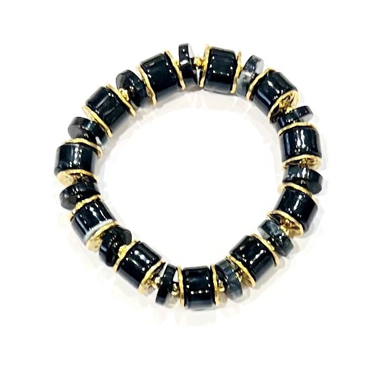 Pulsera elástica con cuentas cilíndricas de resina y separadores de acero.