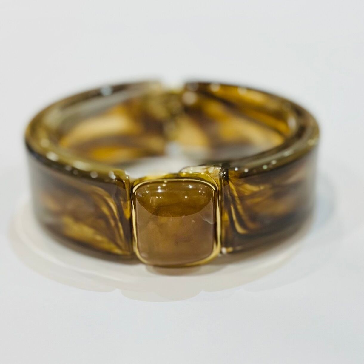 Anello spesso apribile con cabochon rettangolare in resina d'acciaio