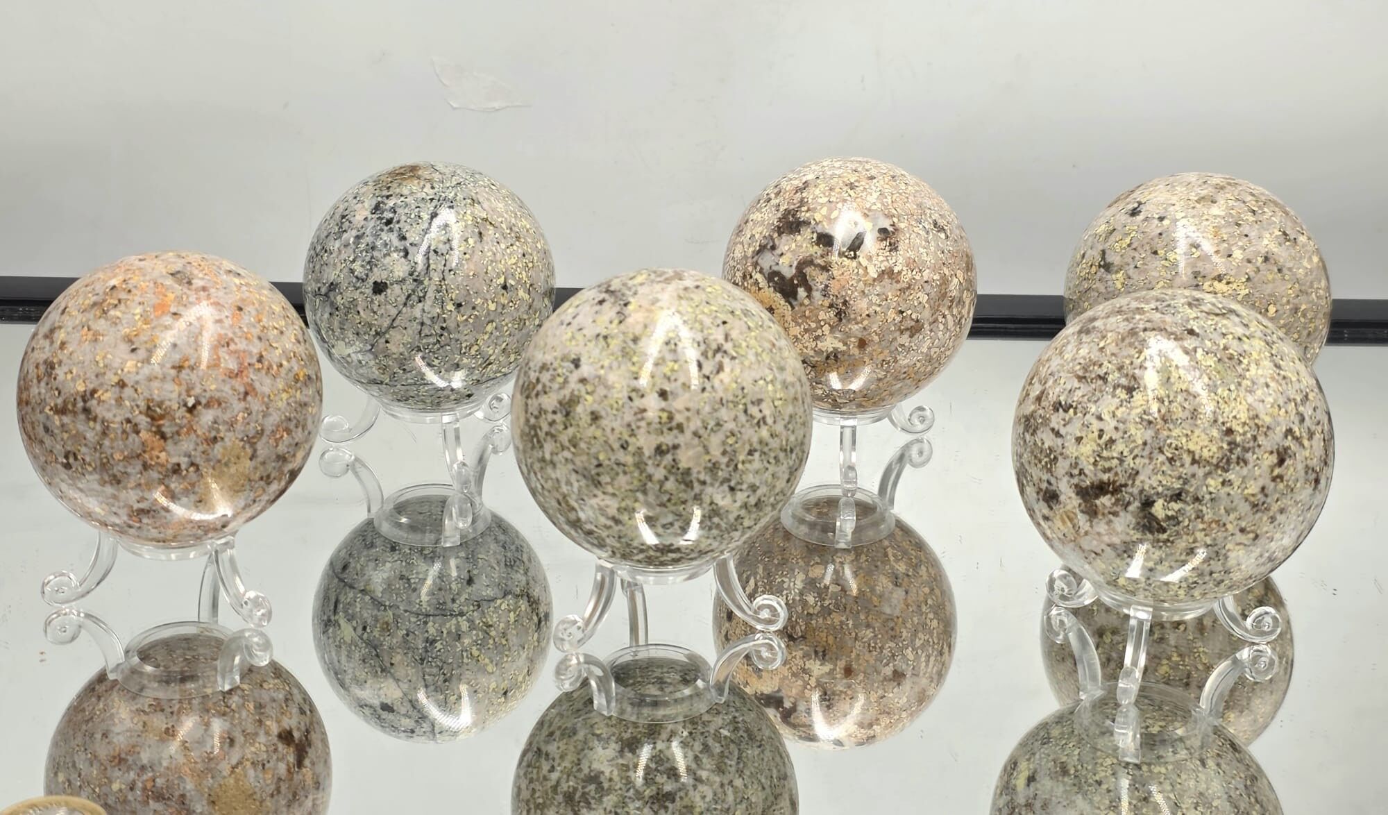 Escapolita en esfera de cristal de cuarzo.