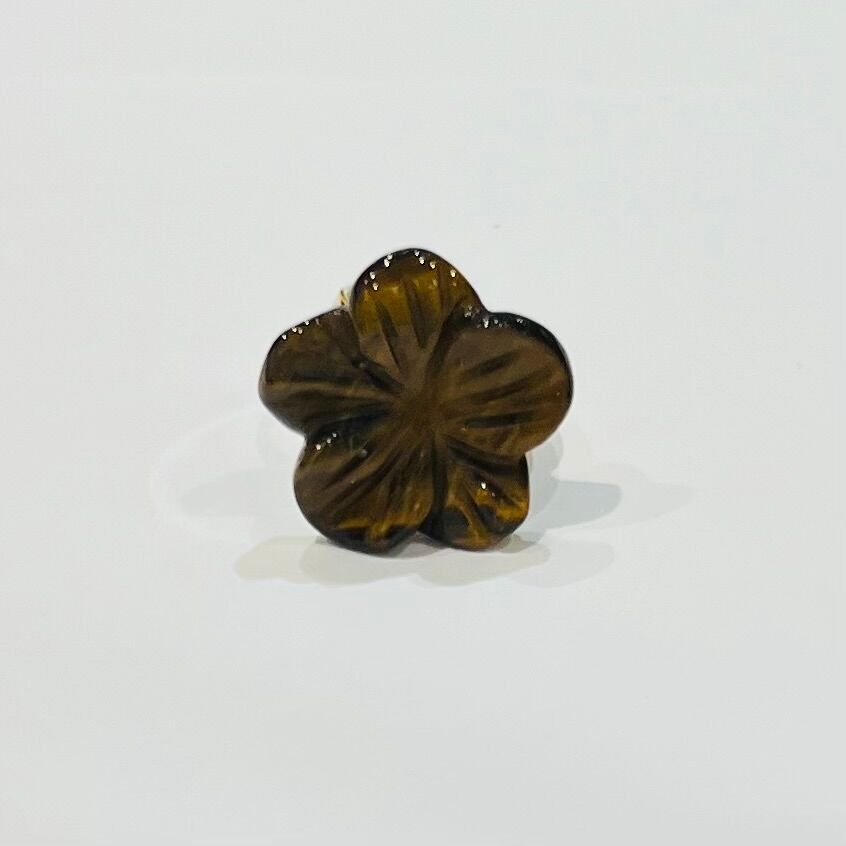 Anello in acciaio con fiore di pesco e delicata pietra tagliata elegantemente