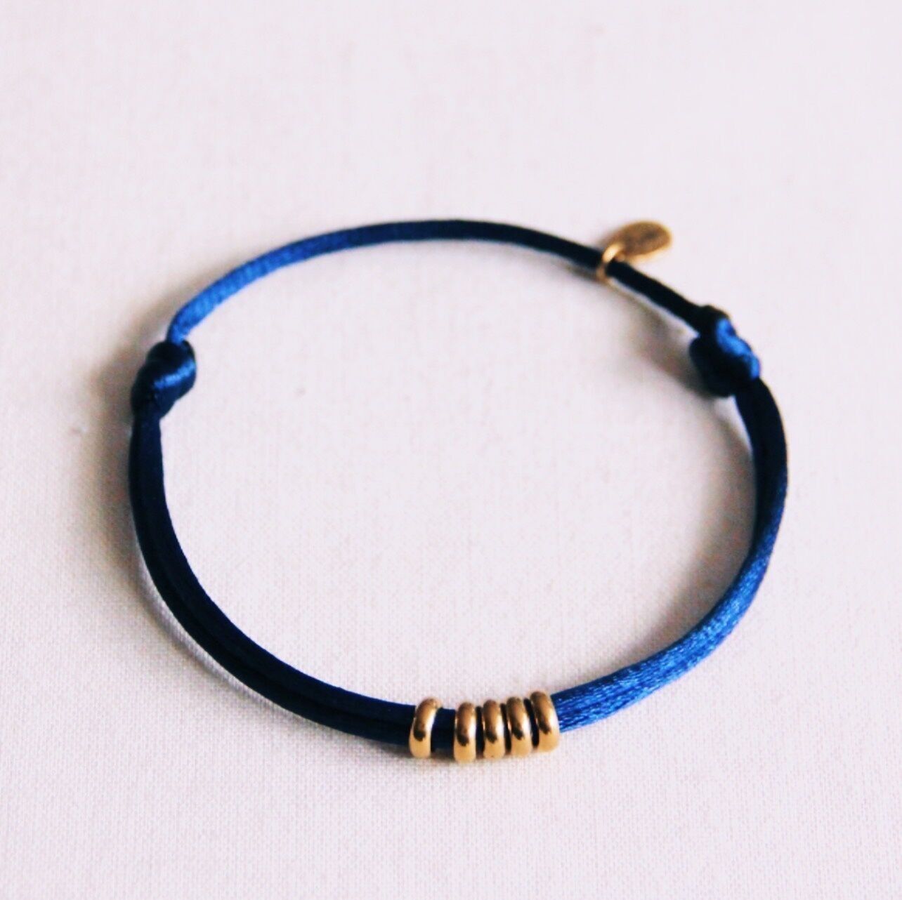 Bracciale in raso con anelli – blu scuro/oro