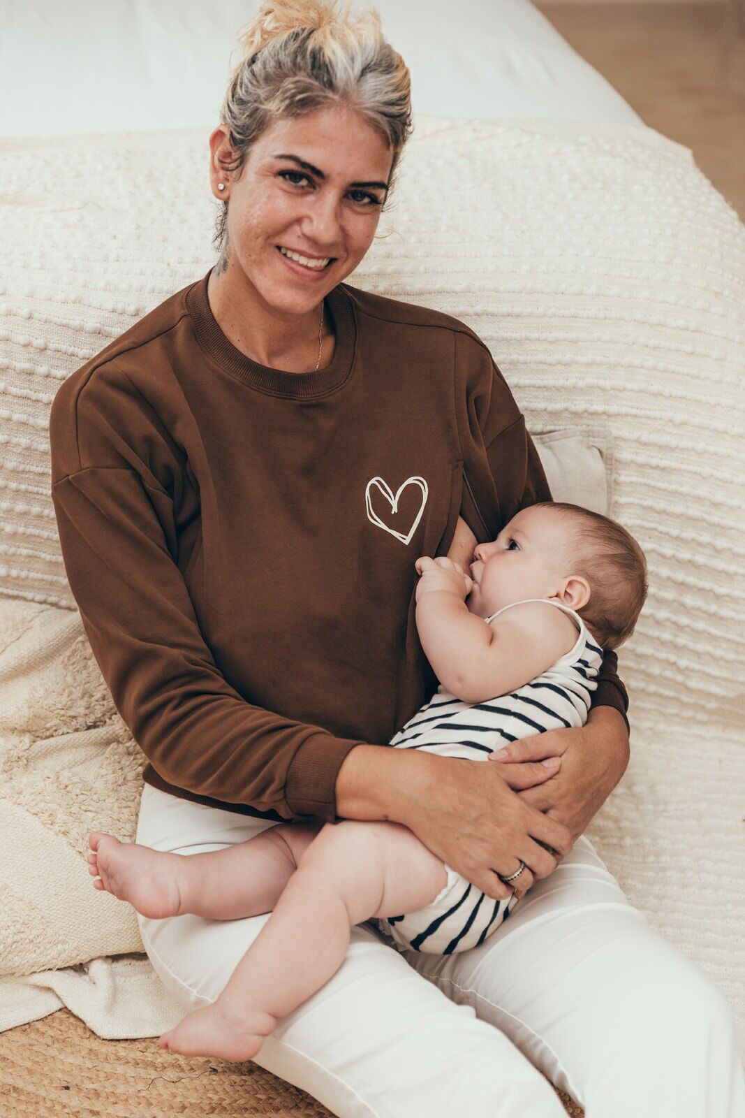 Felpa da allattamento con cuore marrone