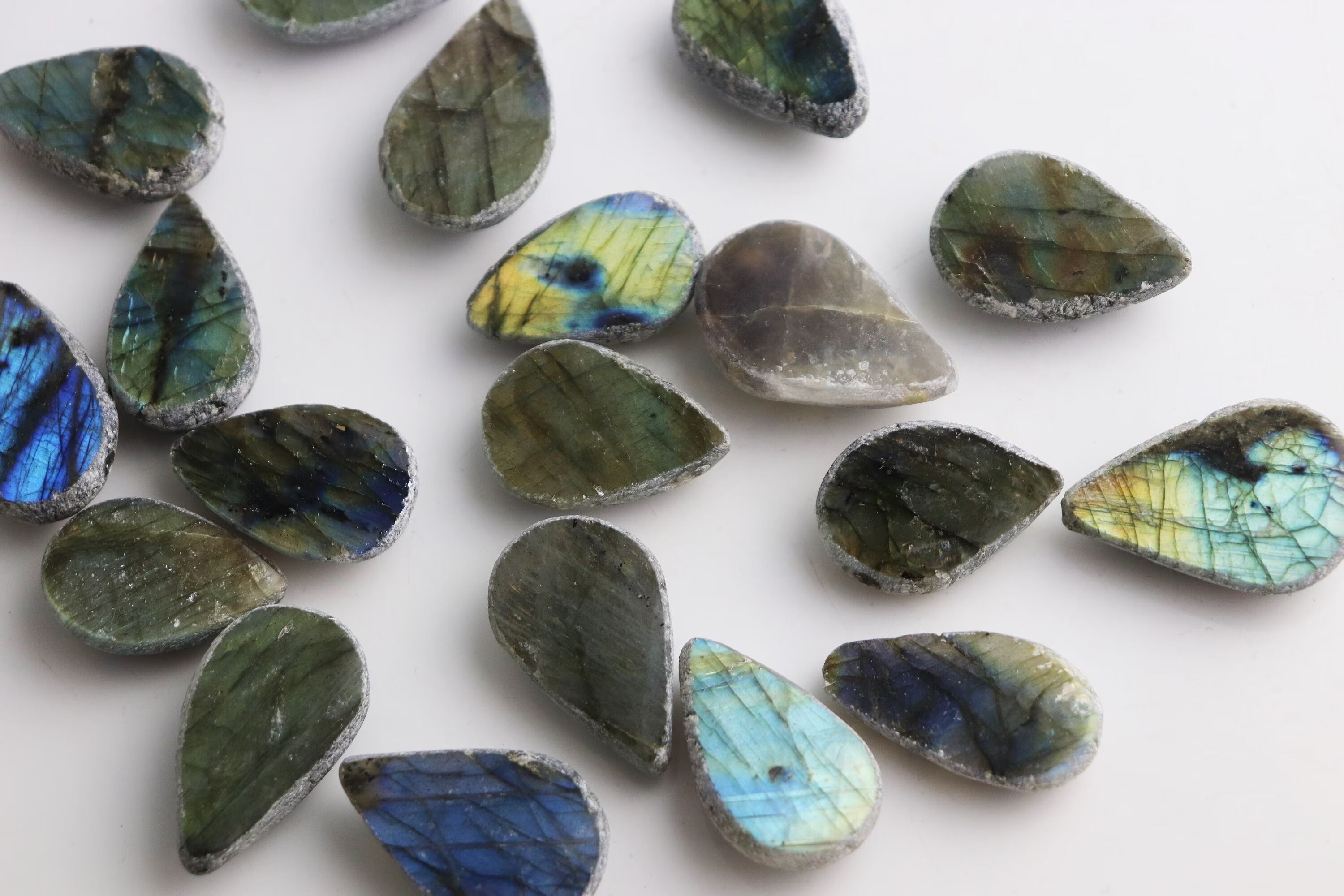 Uovo di Emma con goccia di cristallo di labradorite