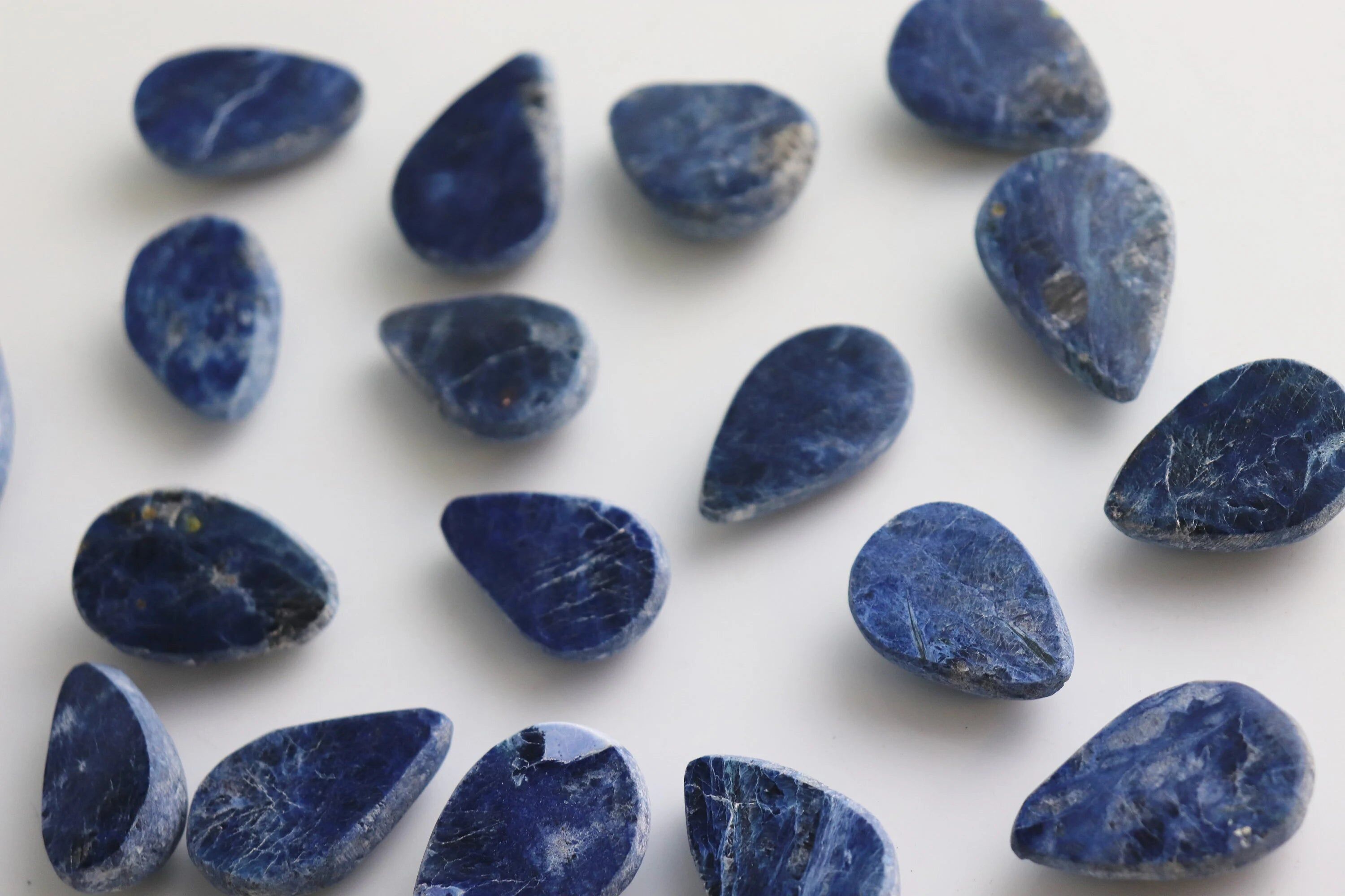 Uovo di Emma con goccia di cristallo di sodalite