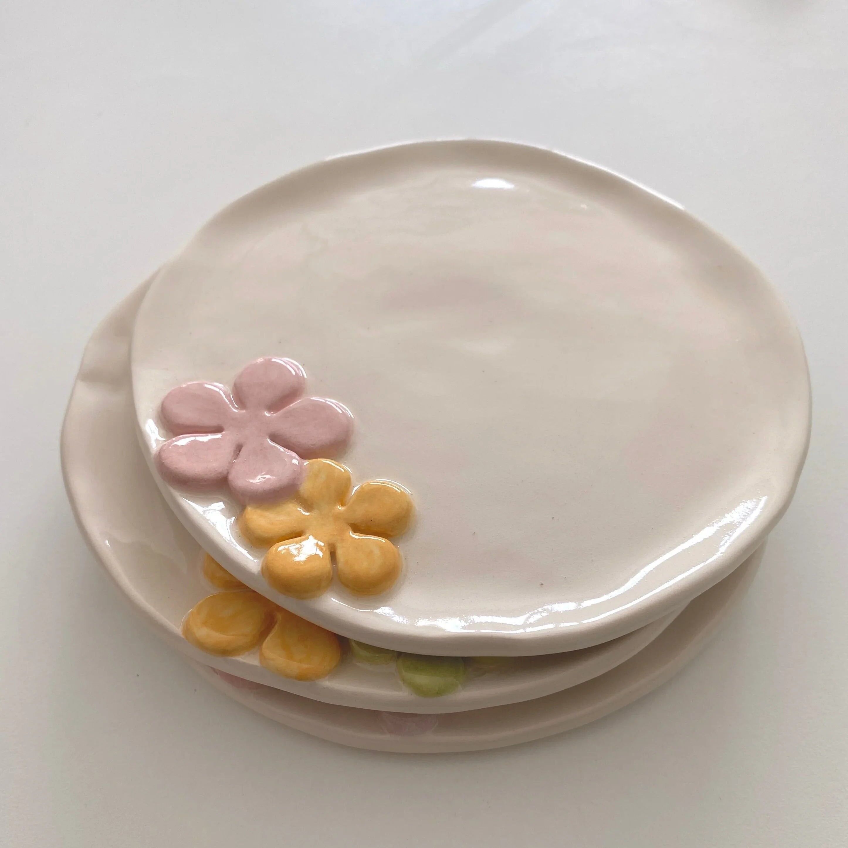 Plato Iris hecho a mano con flores en relieve