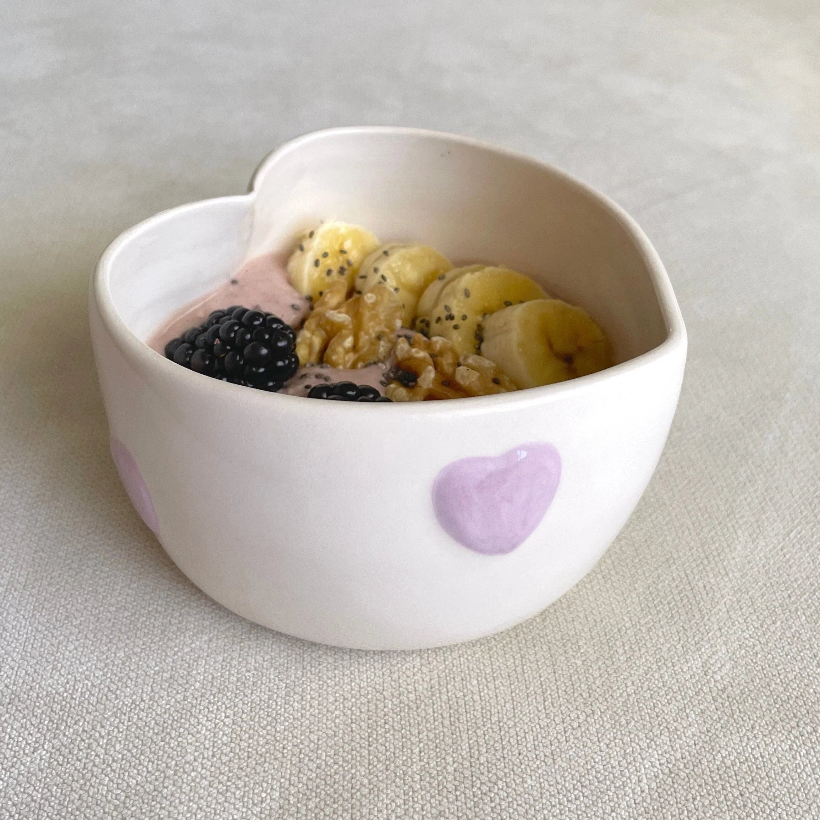 Ciotola a forma di cuore fatta a mano con rilievi a forma di cuore color pastello