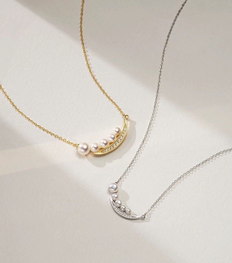 Elegante collar de perlas con sonrisa