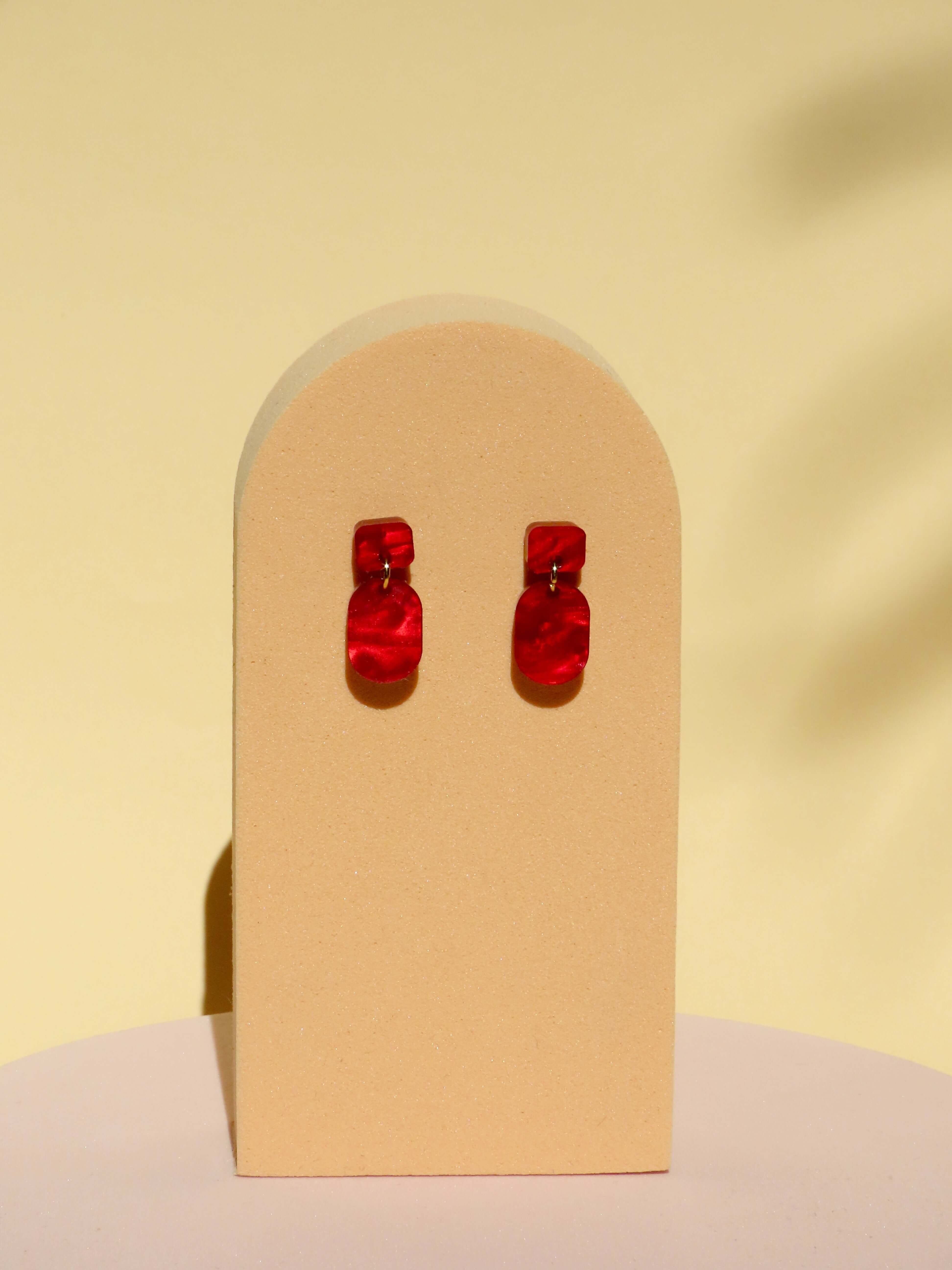 Mini orecchini rossi cremosi