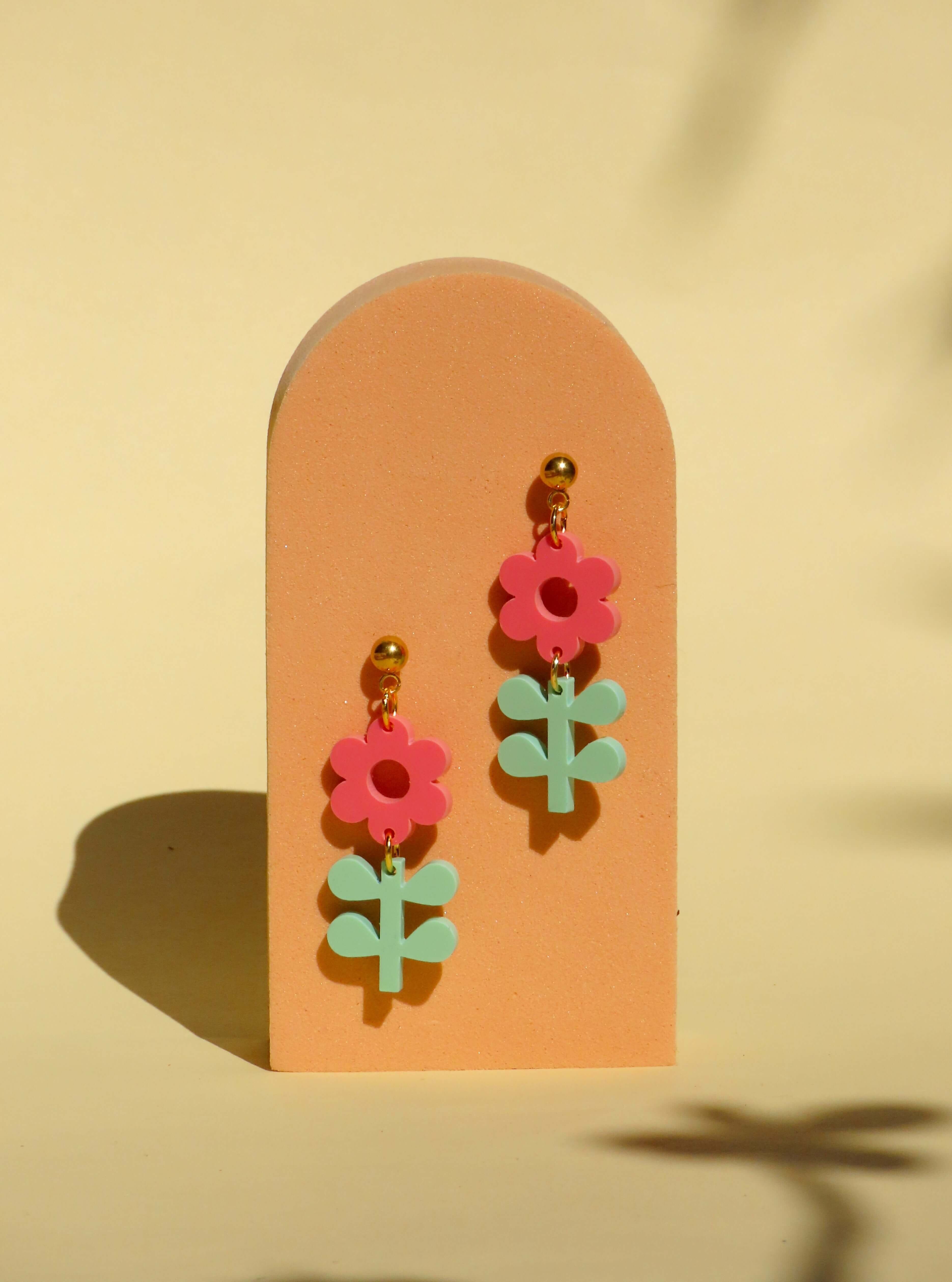 Orecchini statement fiore e foglia – orecchini primaverili con fiori in fragola e verde