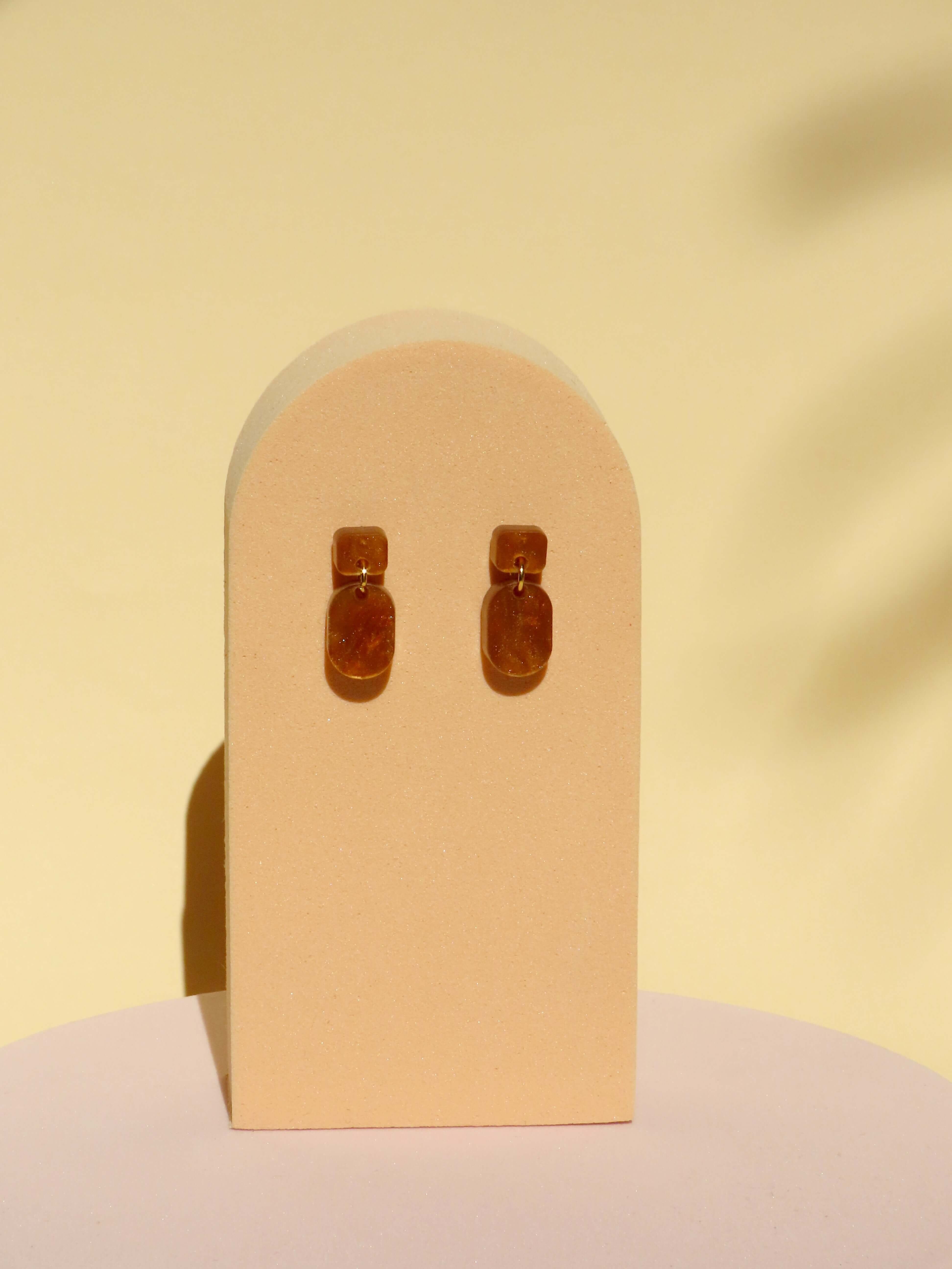 Mini boucles d'oreilles marron crémeuses