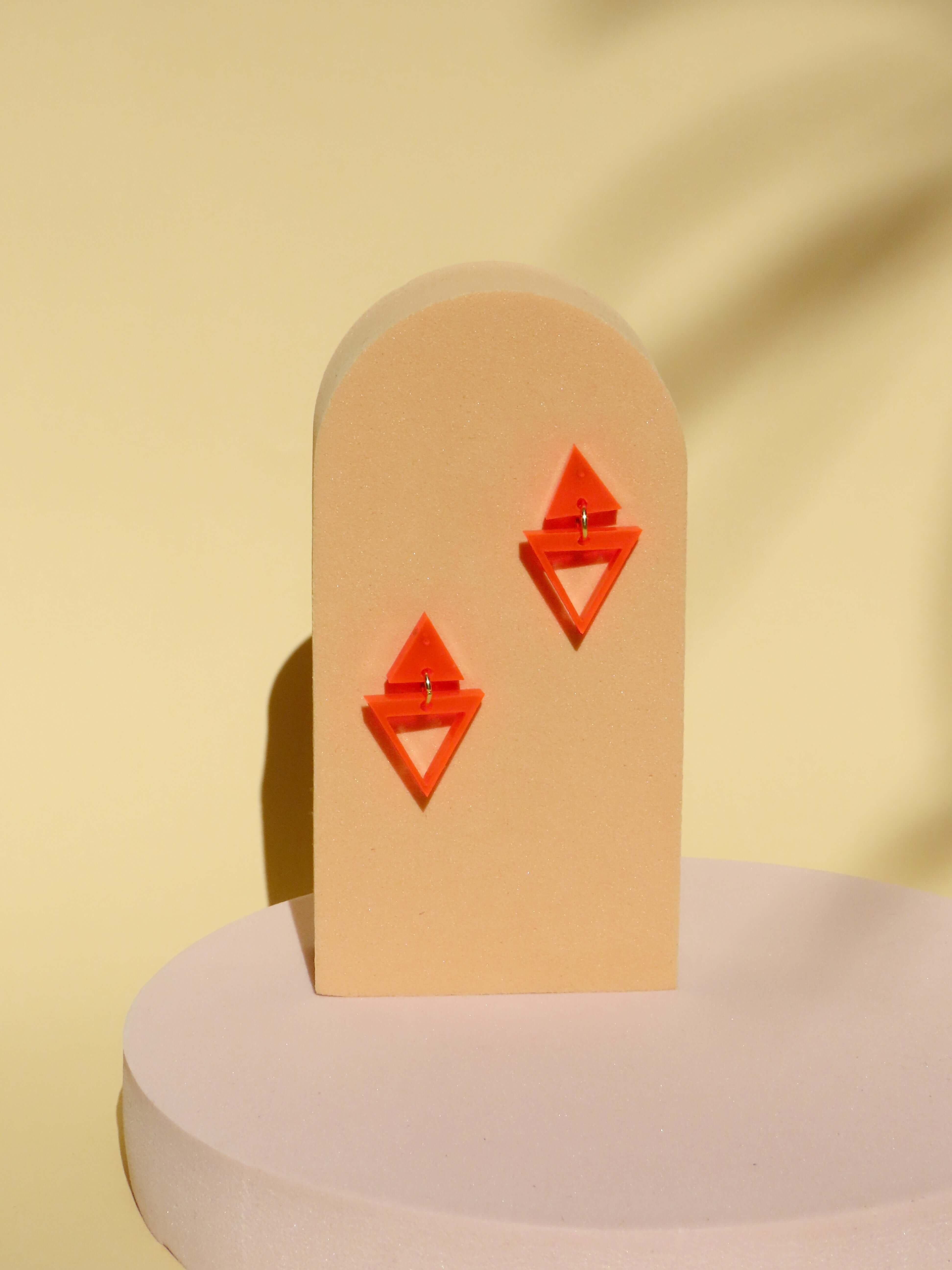 Orecchini triangolari al neon