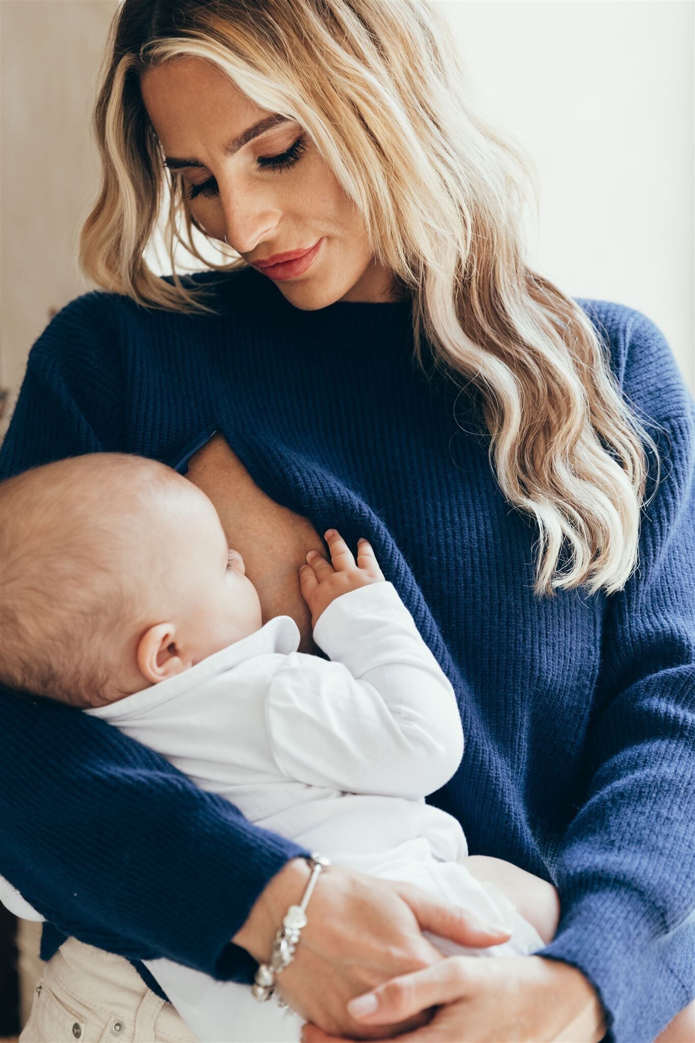 Suéter de enfermería azul marino de ASSIA