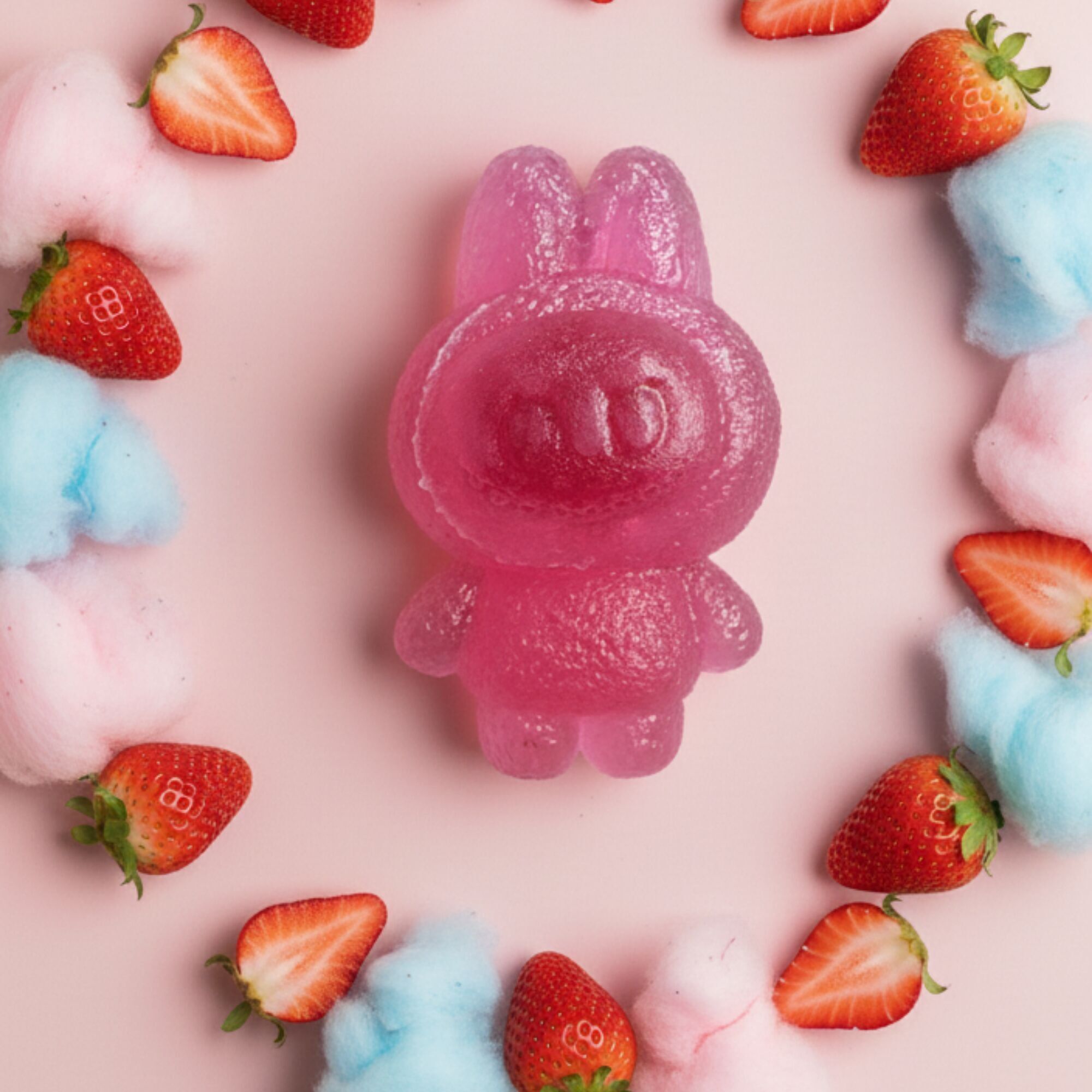 Caramelle a forma di Labubu con un cuore di marmellata di fragole e un esterno di cristallo di zucchero filato commestibile - dolciumi vegani e senza glutine - prodotti in Francia