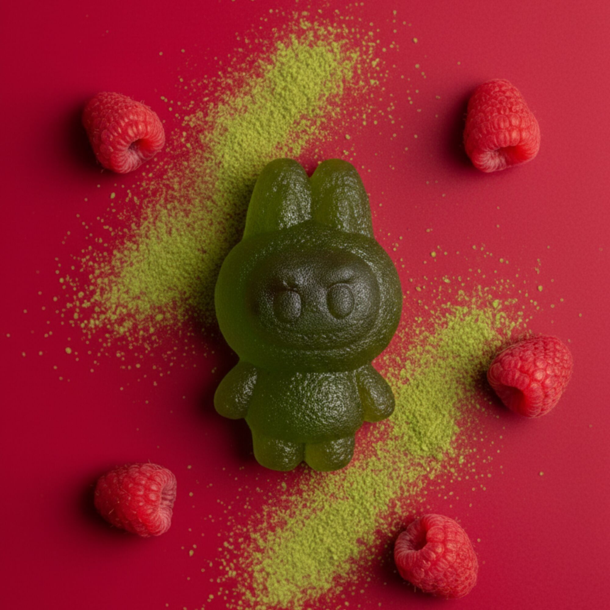 Caramelle a forma di Labubu con cuore di marmellata di lamponi e un esterno di cristalli di tè matcha commestibili - dolciumi vegani e senza glutine - prodotti in Francia